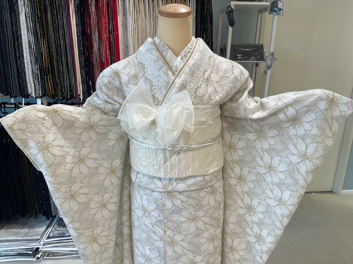 総レース振袖　白色　カワイイ　振袖　成人式　レンタル　かわいい