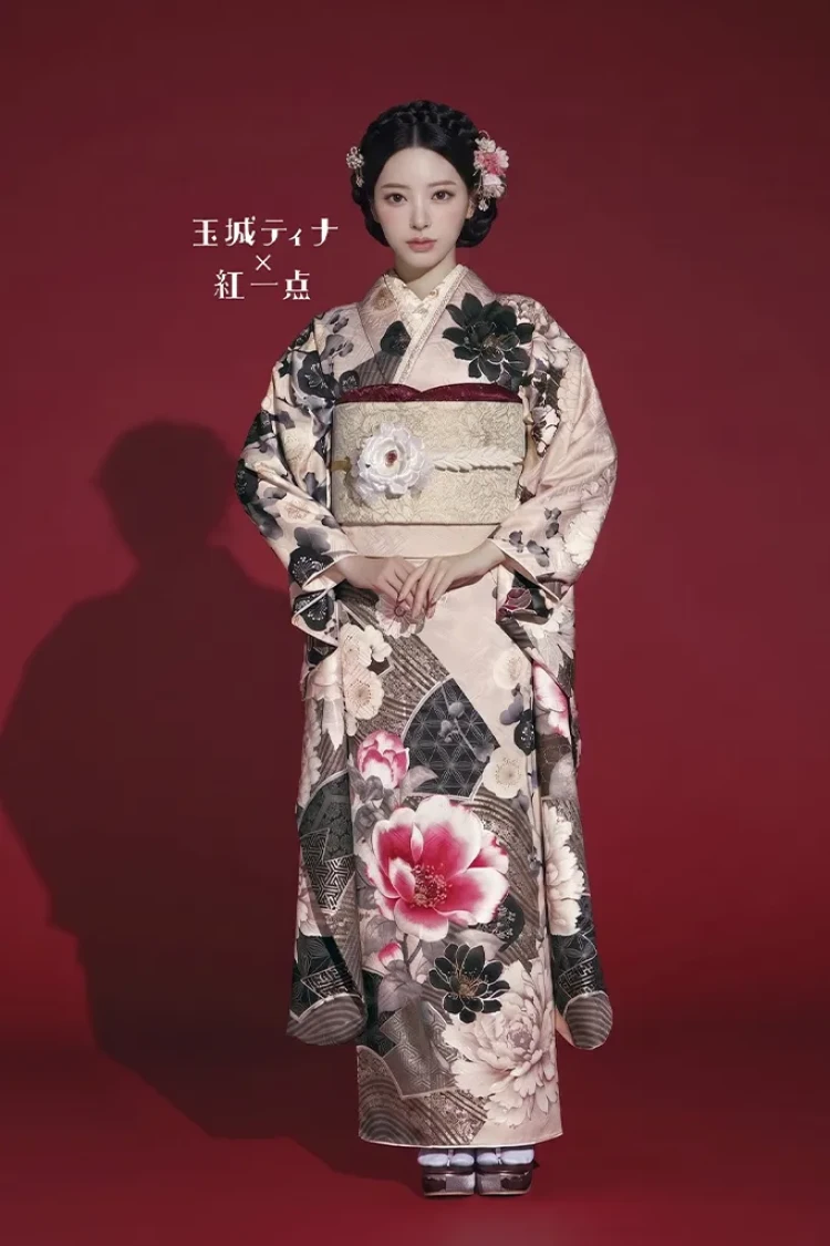 TAKAZENのレンタル振袖 玉城ティナ×紅一点ブランド振袖　ピンクベージュ/くすみ系　牡丹柄/桜柄　人とかぶらない　おしゃれ　やわらかい雰囲気【通販可】K1179