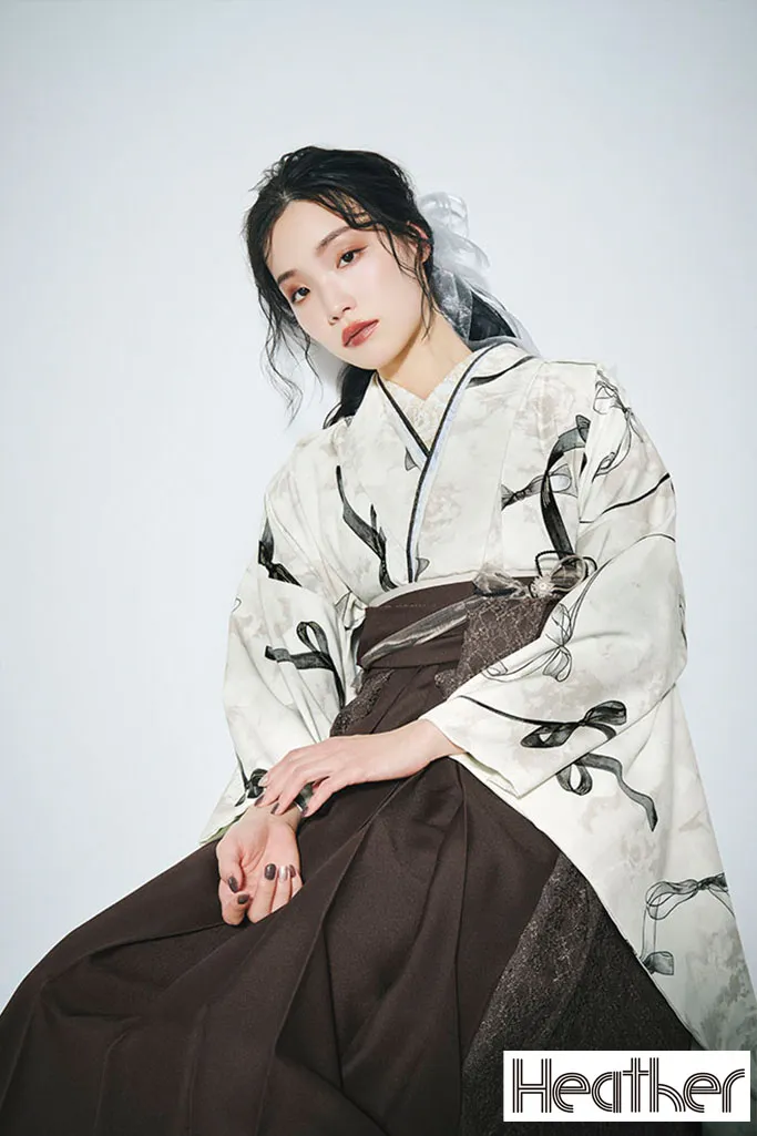 TAKAZENのレンタル袴 Heatherブランド袴　アイボリー　リボン柄　おしゃれ　控えめ　ガーリー　くすみ系　レース素材袴【通販可】R26040
