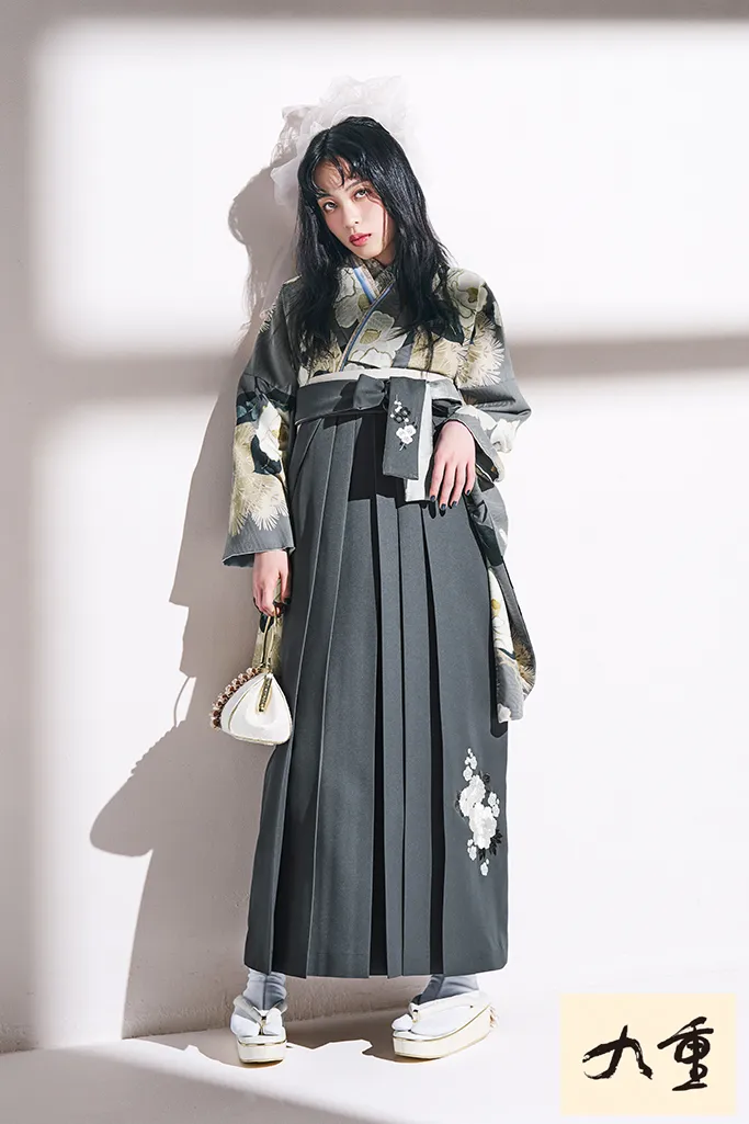 TAKAZENのレンタル袴 九重ブランド袴　グレー/ニュアンスカラー　椿柄　古典柄　大人っぽい　大正ロマン　控えめ【通販可】R26056