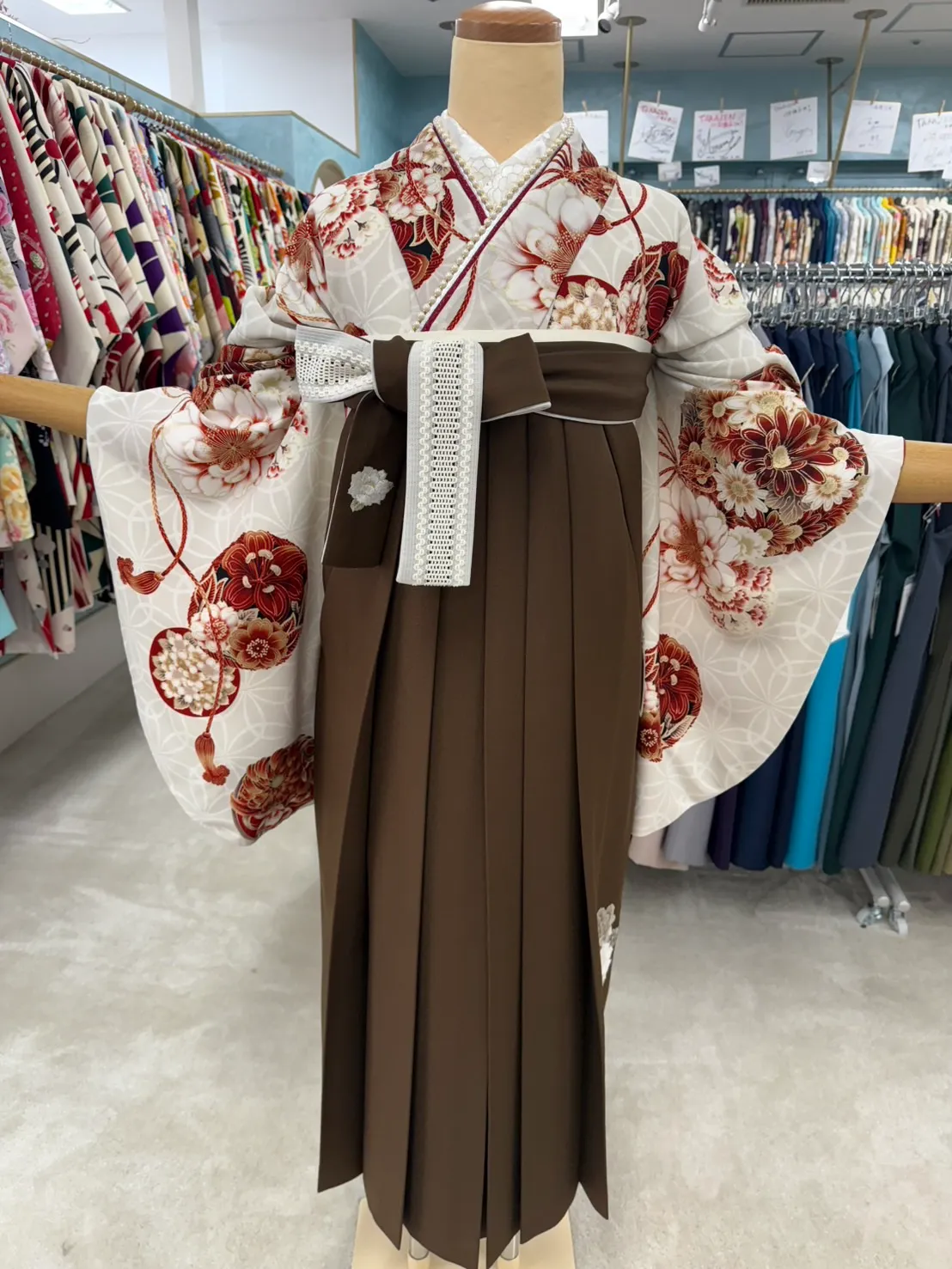袴レンタル　卒業式　なんば　心斎橋　天王寺　くすみカラー　アイボリー　さくら柄　上品　和柄　綺麗
