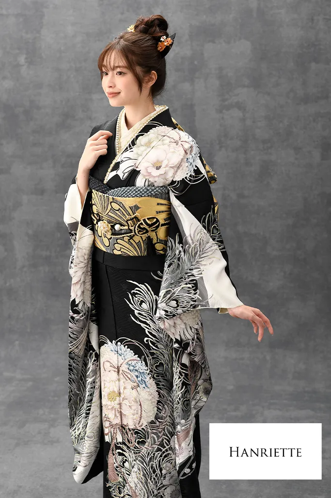 TAKAZENのレンタル振袖 正統派古典　黒/黒べース　孔雀柄　大人っぽい　人とかぶらない　個性的　かっこいい　葛西杏也菜【通販可】K1203