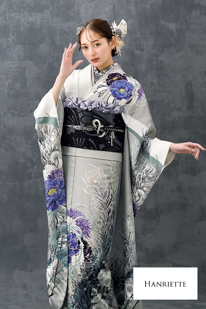 TAKAZENのレンタル振袖 正統派古典　ライトグレー/ニュアンスカラー　牡丹柄　くすみ系　大人っぽい　きれいめ【通販可】K1207