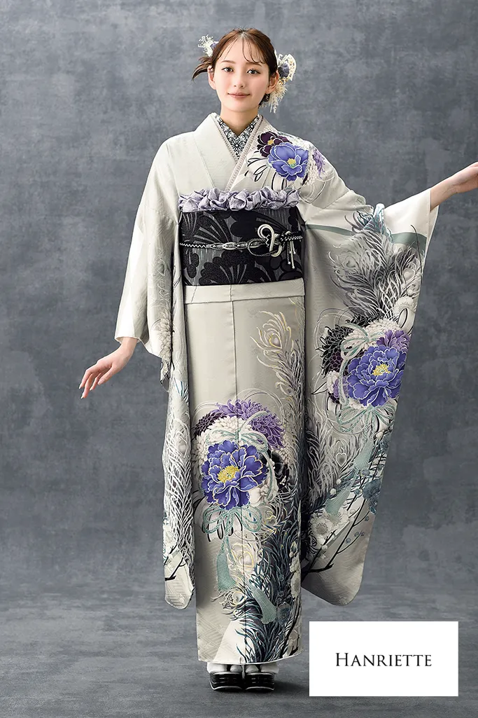 TAKAZENのレンタル振袖 正統派古典　ライトグレー/ニュアンスカラー　牡丹柄　くすみ系　大人っぽい　きれいめ【通販可】K1207