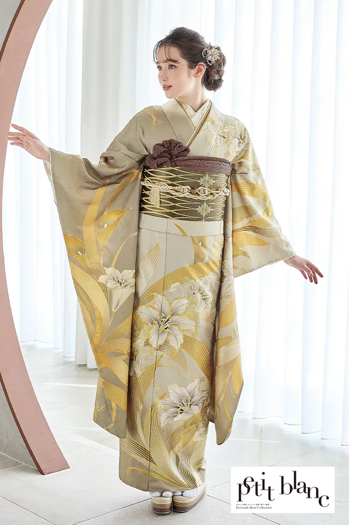 TAKAZENのレンタル振袖 正統派古典　ベージュ/ダスティーカラー　百合柄　珍しい色　大人っぽい　きれいめ　人とかぶらない【通販可】K1216