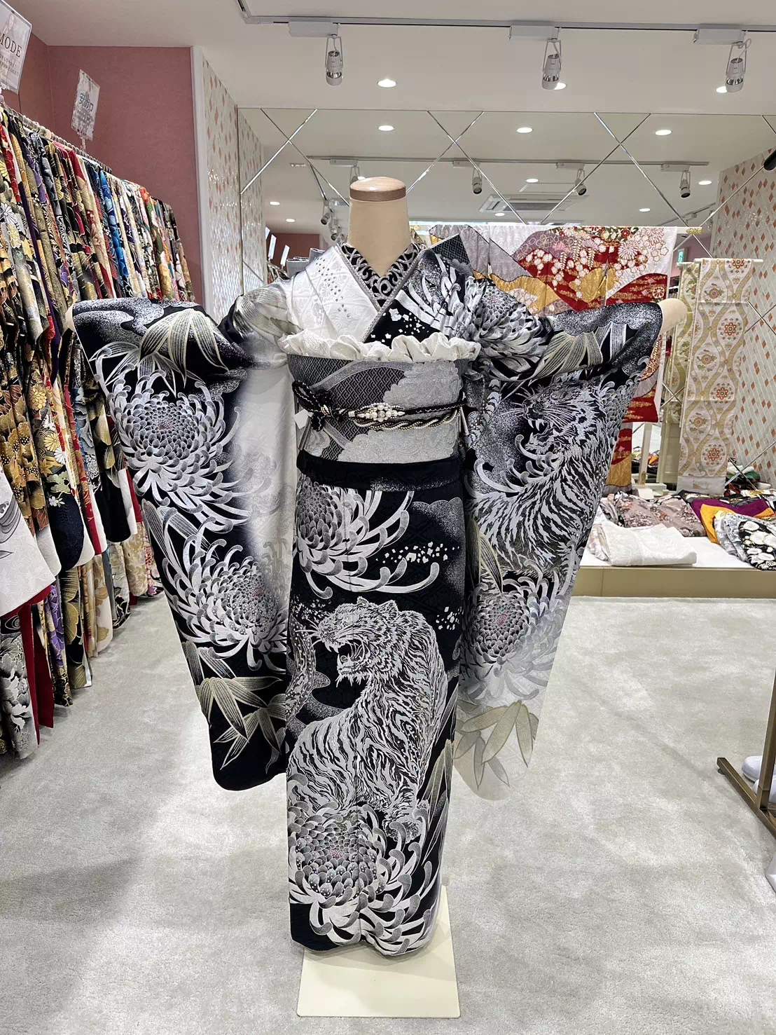 虎柄　スワロフスキー　TAKAZEN姫路店　姫路市　成人式　卒業式　袴　振袖　イマドキ振袖　古典柄　口コミ　振袖レンタル　イマドキコーディネート　姫路市振袖レンタル　takazen　2024年成人 2025年成人　成人式　
