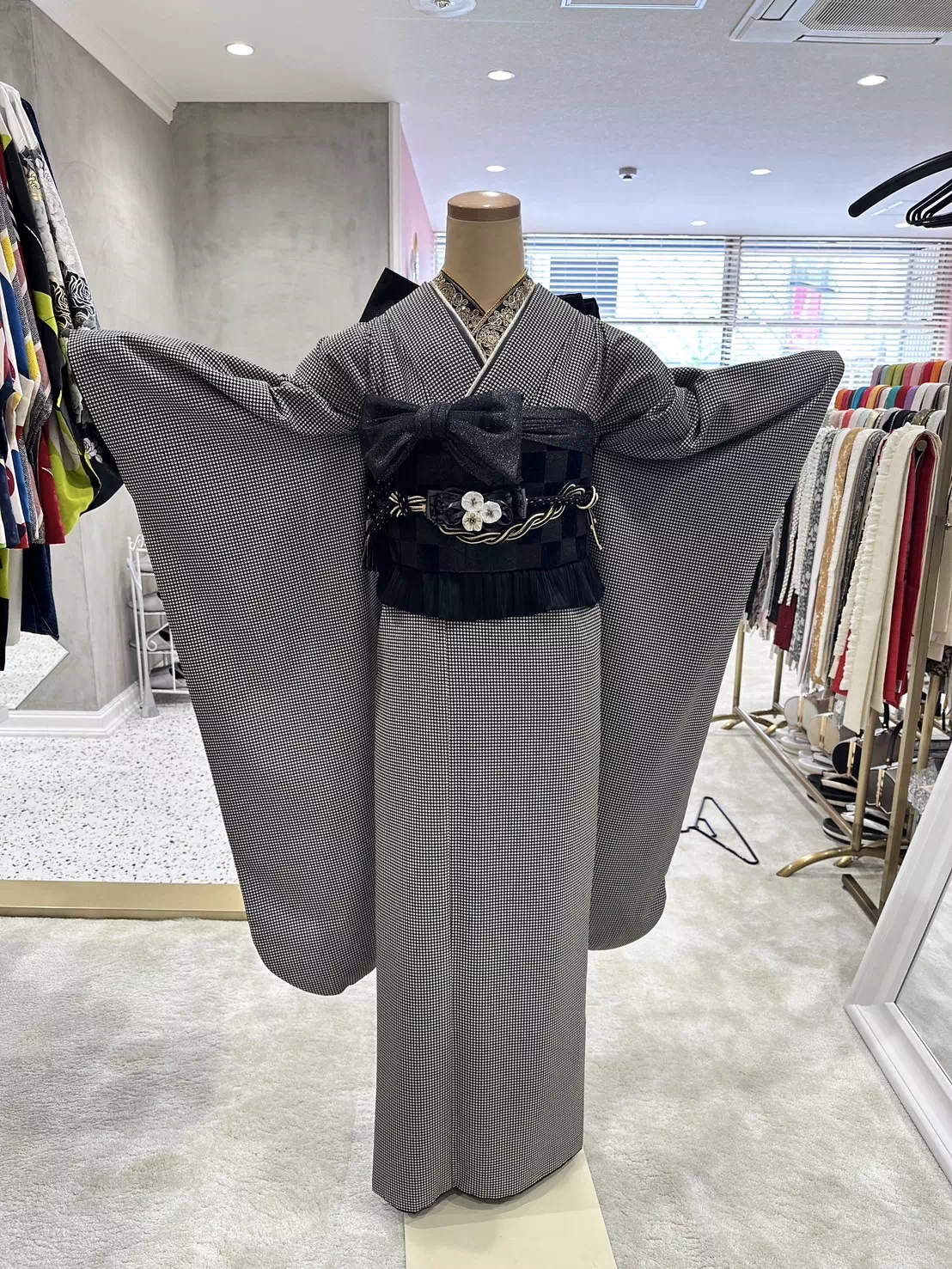 TAKAZEN姫路店　姫路市　成人式　卒業式　袴　振袖　イマドキ振袖　キラキラ　ヘップバーン　　白　金