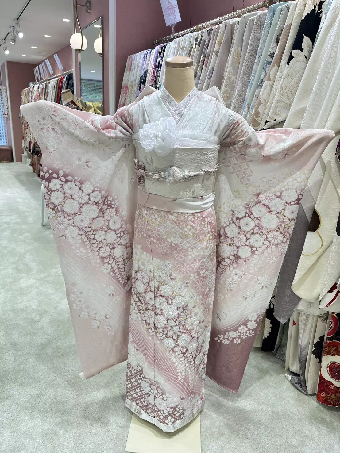 TAKAZEN姫路店　なえなの　姫路市　成人式　卒業式　袴　振袖　イマドキ振袖　キラキラ　ヘップバーン　　白　金