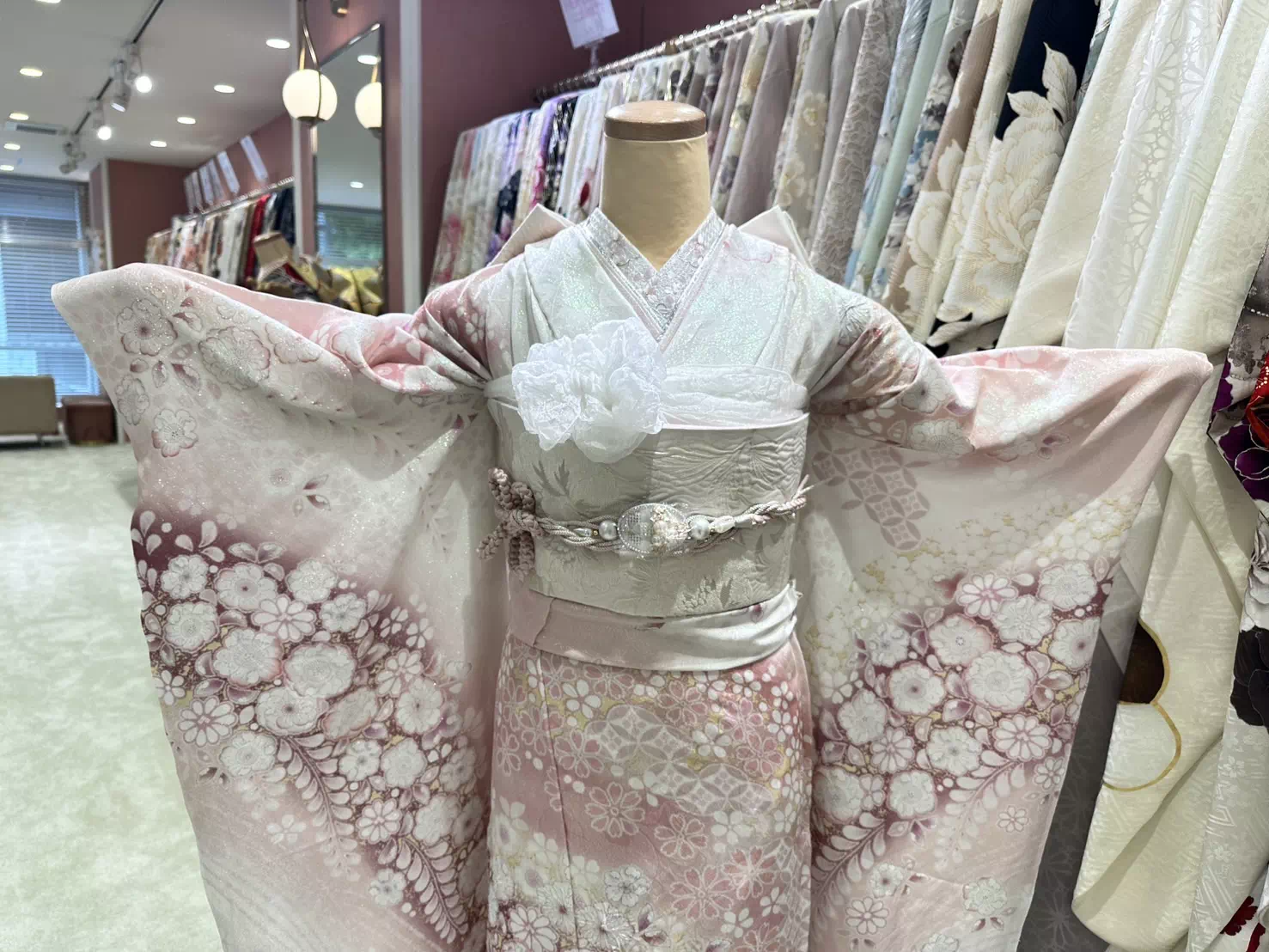TAKAZEN姫路店　姫路市　成人式　卒業式　袴　振袖　イマドキ振袖　キラキラ　ヘップバーン　　白　金