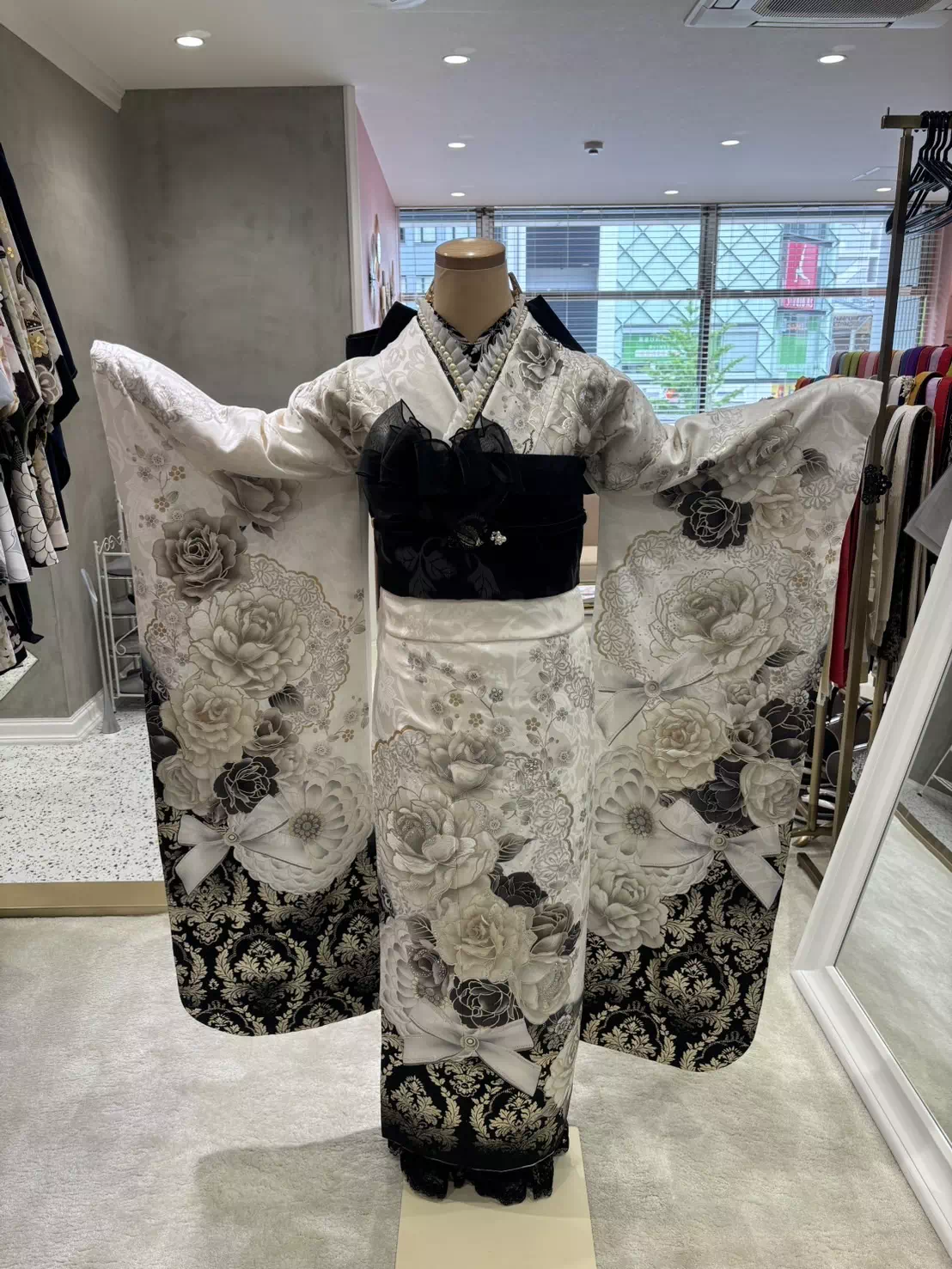 成人式　振袖　TAKAZEN　白　黒　リボン　薔薇　TAKAZEN姫路店　袴　振袖レンタル　前撮り撮影会　姫路市　加古川市　　　　2026年成人式　2025年成人式　