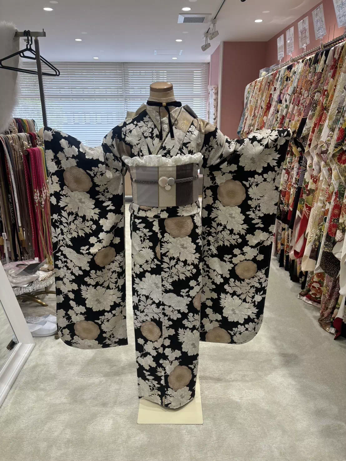 TAKAZEN姫路店　姫路市　成人式　卒業式　袴　振袖　イマドキ振袖　くすみカラー　花　ベージュ