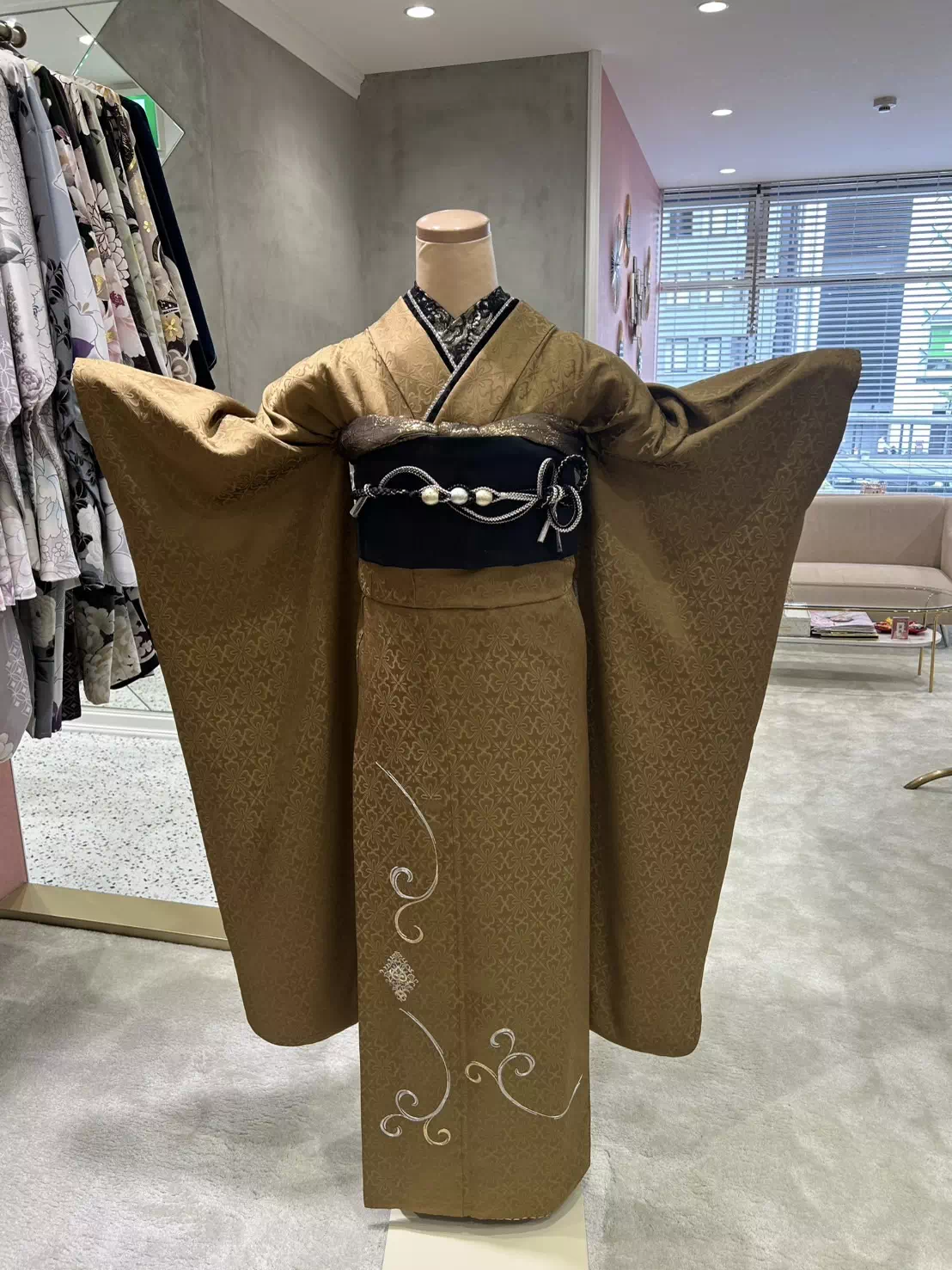 TAKAZEN姫路店　加古川市　高砂市　人気振袖　振袖レンタル　姫路市　成人式　卒業式　袴　振袖　イマドキ振袖　香音　シンプル　からし色　帯黒　キラキラ