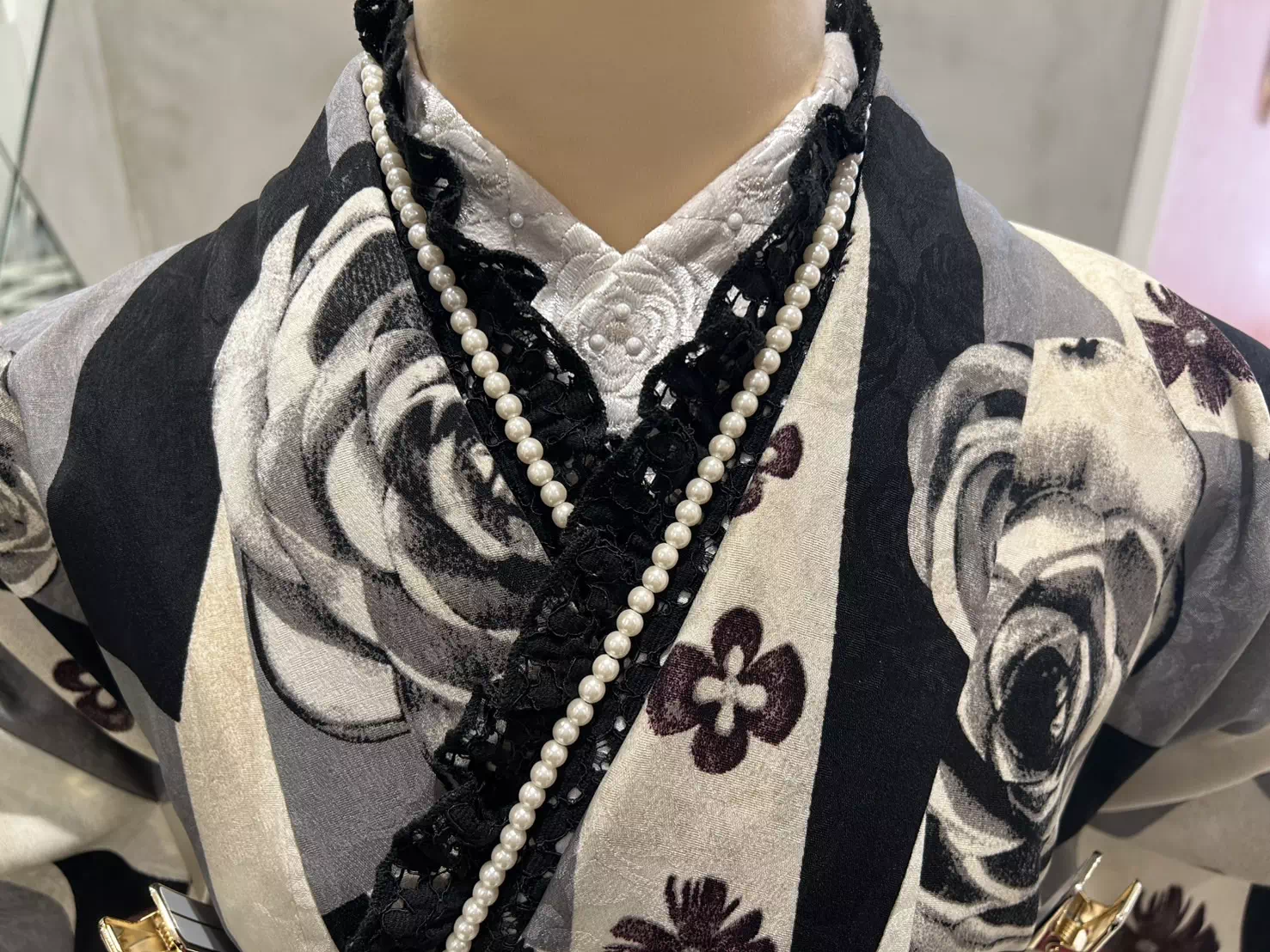 TAKAZEN姫路店　姫路市　成人式　卒業式　袴　振袖　イマドキ振袖　キラキラ　ヘップバーン　　白　金
