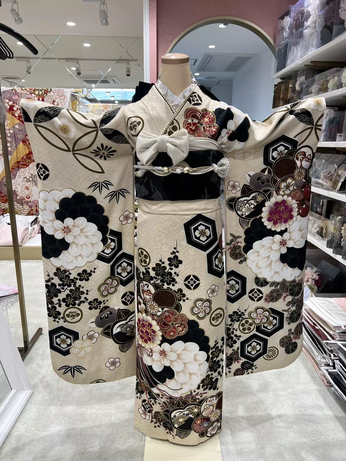 TAKAZEN姫路店　加古川市　高砂市　人気振袖　振袖レンタル　姫路市　成人式　卒業式　袴　振袖　イマドキ振袖　香音　かわいい　振袖