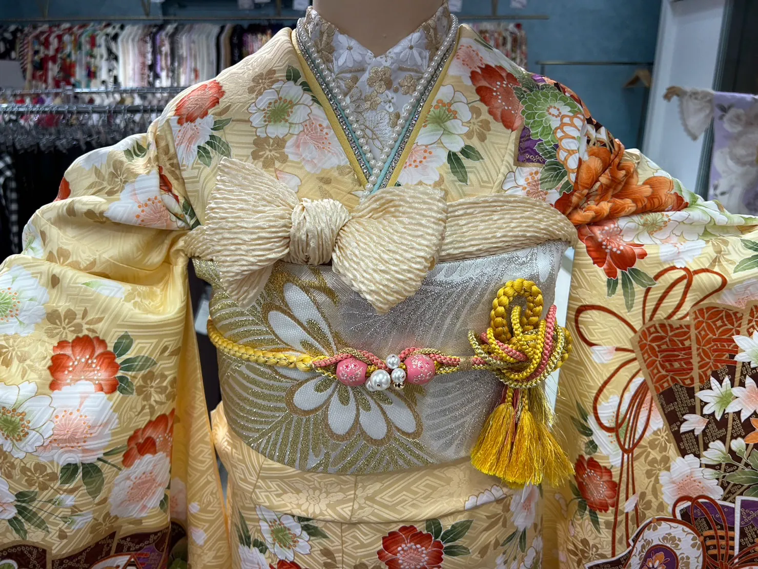 正統派古典　白/クリーム/オレンジ　ボタン柄/大柄　大人っぽい　清楚古典振袖　豪華　上品　王道
