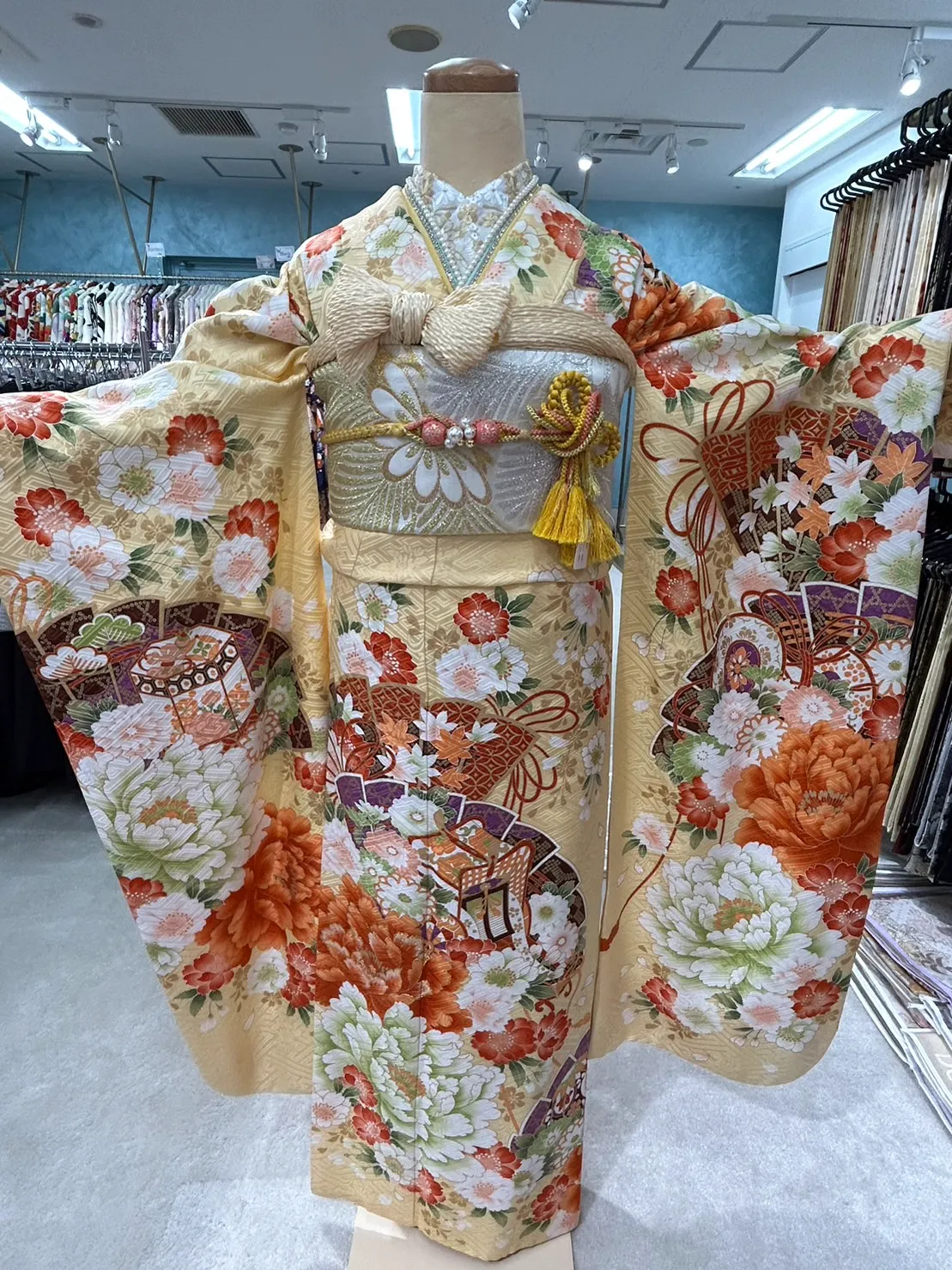 正統派古典　白/クリーム/オレンジ　ボタン柄/大柄　大人っぽい　清楚古典振袖　豪華　上品　王道