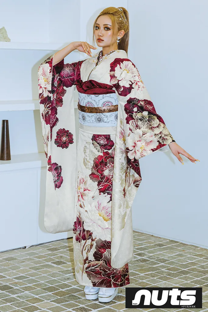 TAKAZENのレンタル振袖 nutsブランド振袖　白赤　牡丹柄　大人っぽい　ギャル　きれいめ　華やか　かわいい　中村りおん【通販可】K1256