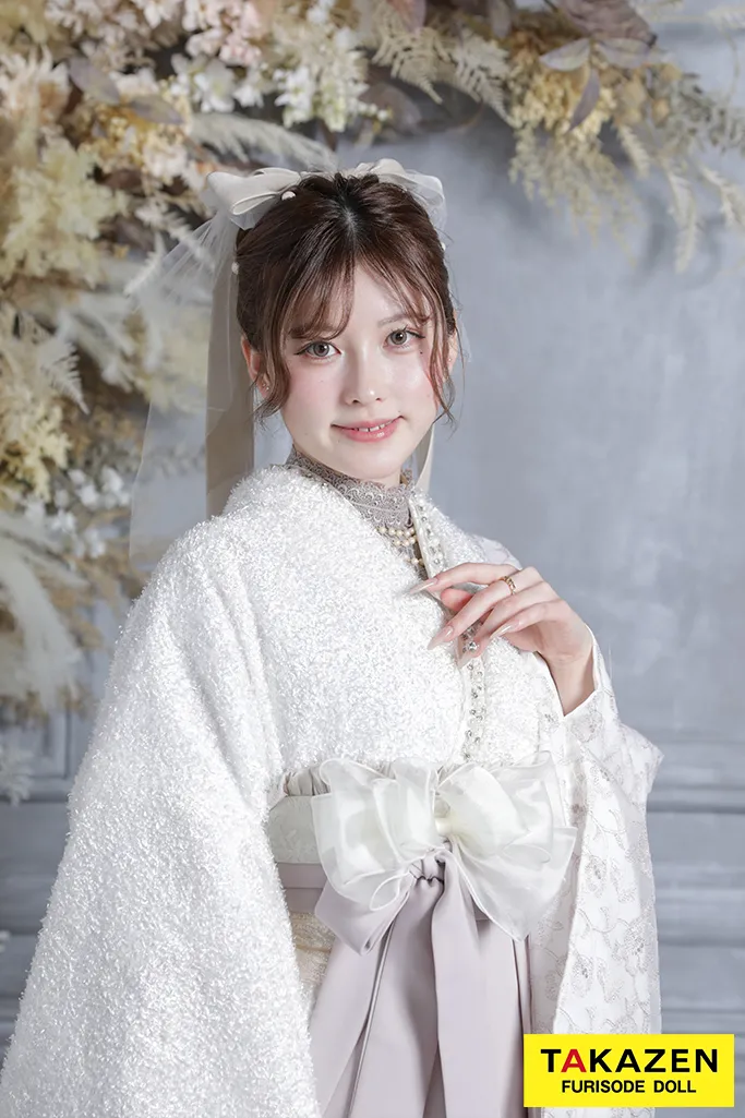 TAKAZENのレンタル袴 くすみカラーガーリー　白/淡い色　かわいい　シャギー素材　プリーツ袴　フェミニン【通販可】RY060