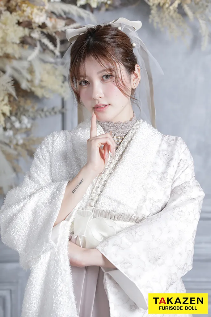 TAKAZENのレンタル袴 くすみカラーガーリー　白/淡い色　かわいい　シャギー素材　プリーツ袴　フェミニン【通販可】RY060