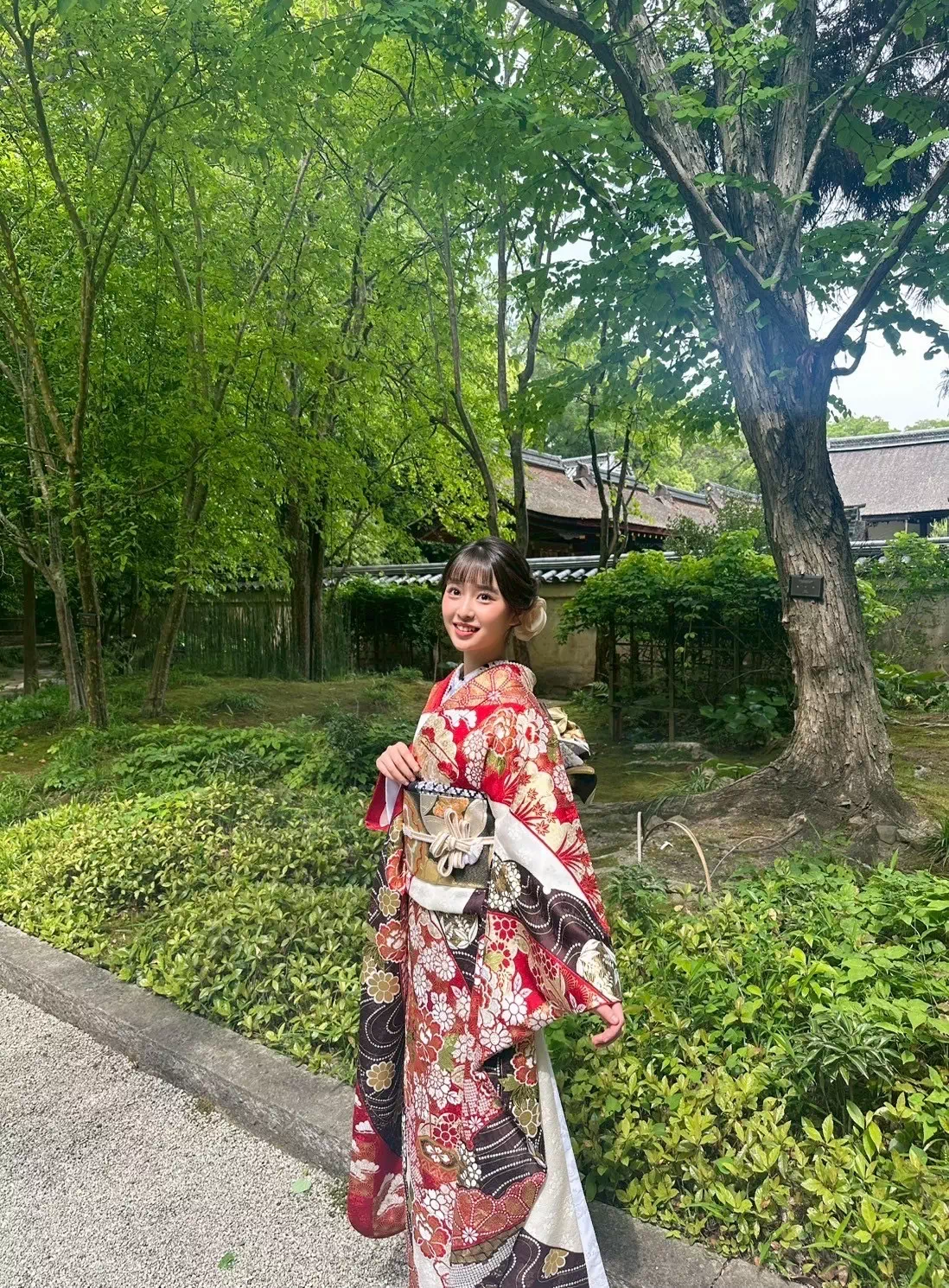 TAKAZEN姫路店　姫路市　成人式　卒業式　袴　振袖　イマドキ振袖　キラキラ　ヘップバーン　　白　金