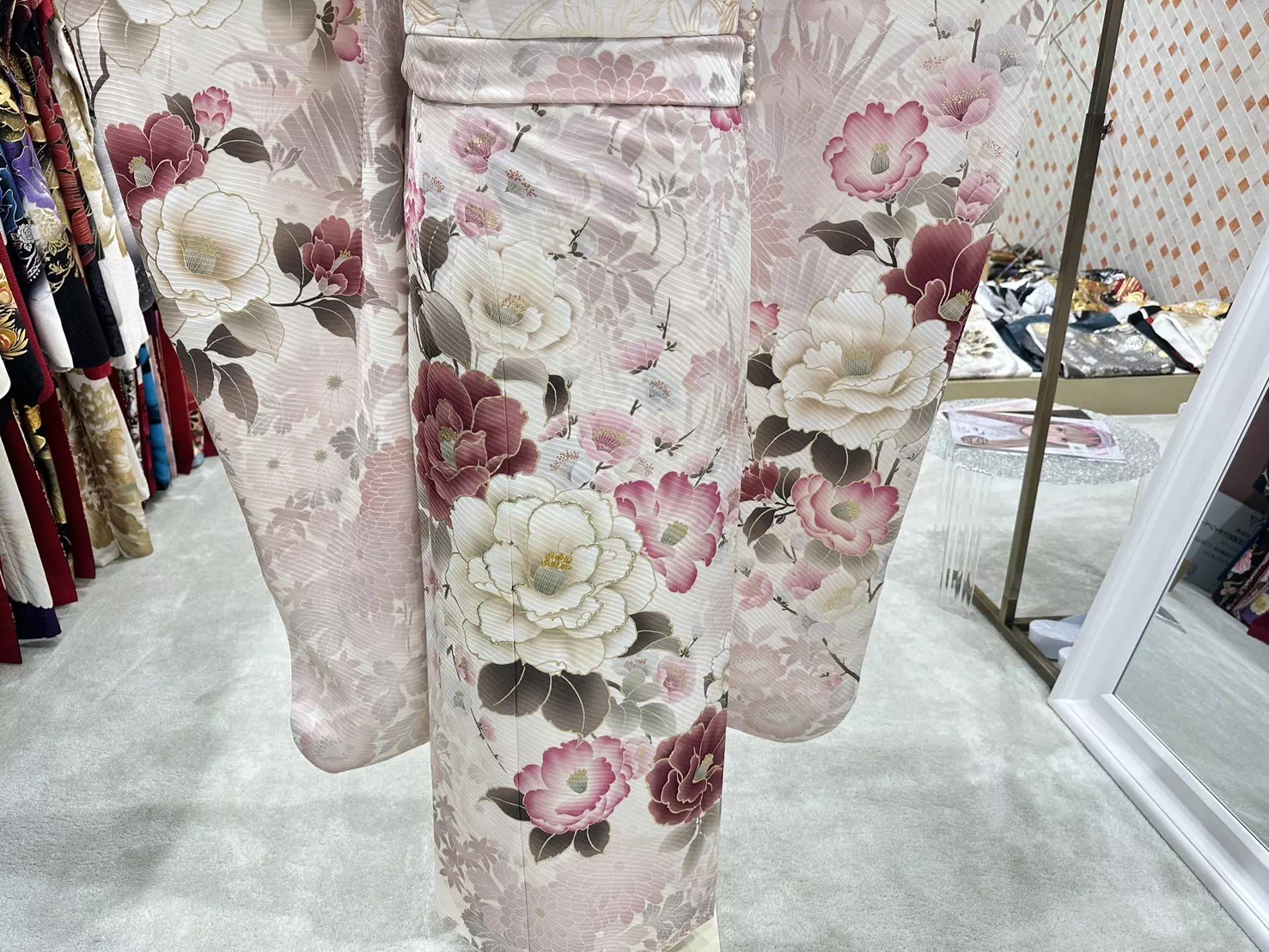 TAKAZEN姫路店　姫路市　成人式　卒業式　袴　振袖　イマドキ振袖　キラキラ　ヘップバーン　　白　金