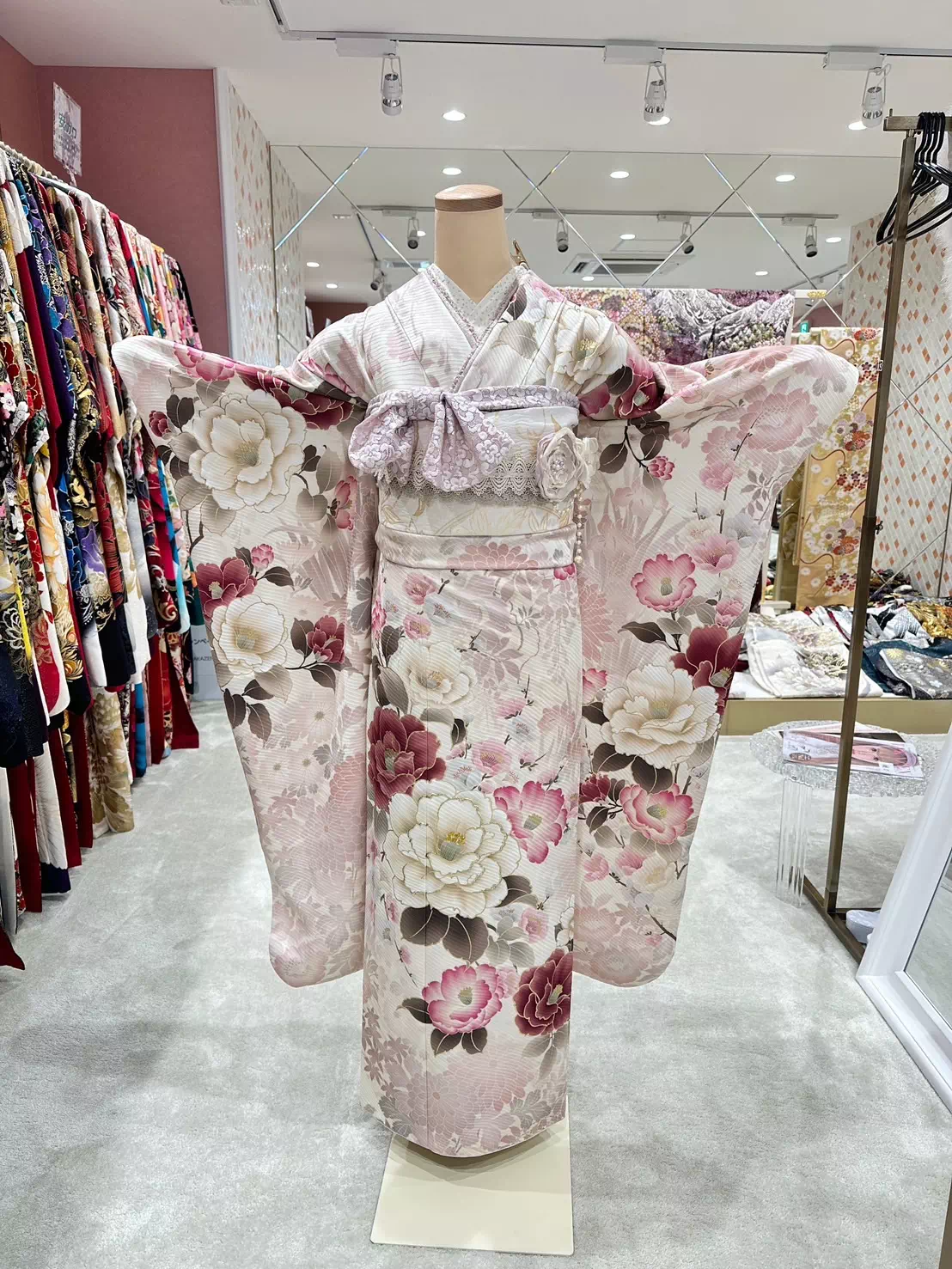 TAKAZEN姫路店　姫路市　成人式　卒業式　袴　振袖　イマドキ振袖　キラキラ　ヘップバーン　　白　金