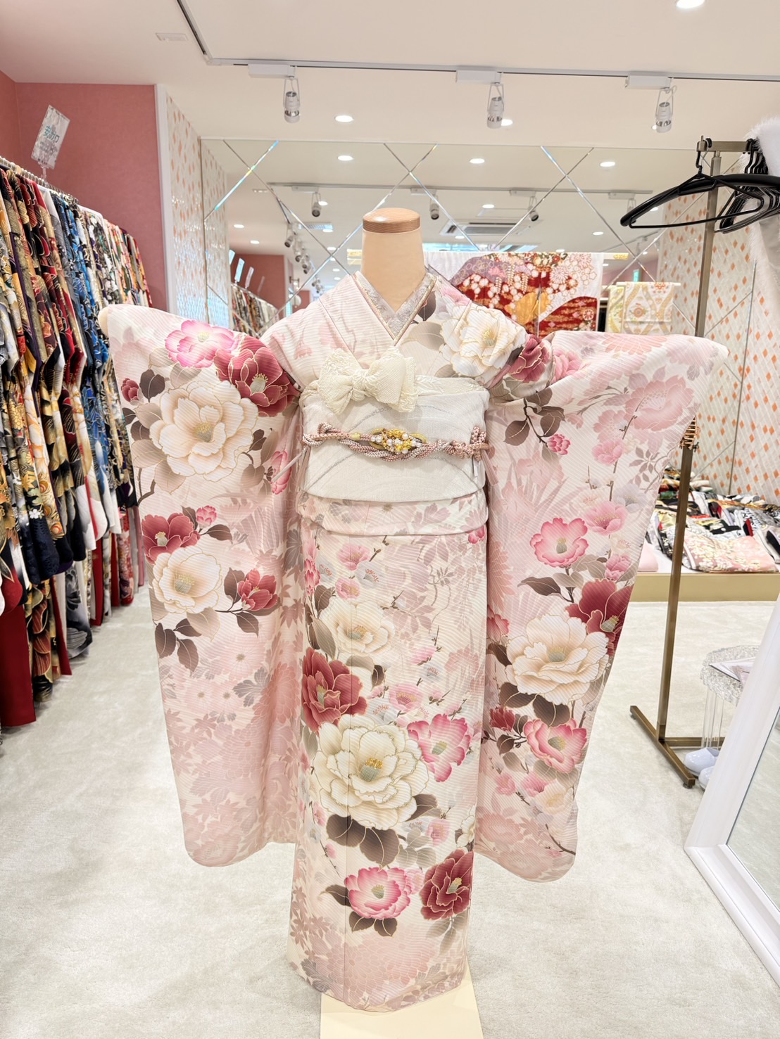 成人式　振袖　TAKAZEN　白　黒　リボン　薔薇　TAKAZEN姫路店　袴　振袖レンタル　前撮り撮影会　姫路市　加古川市　　　　2026年成人式　2027年成人　2028年成人