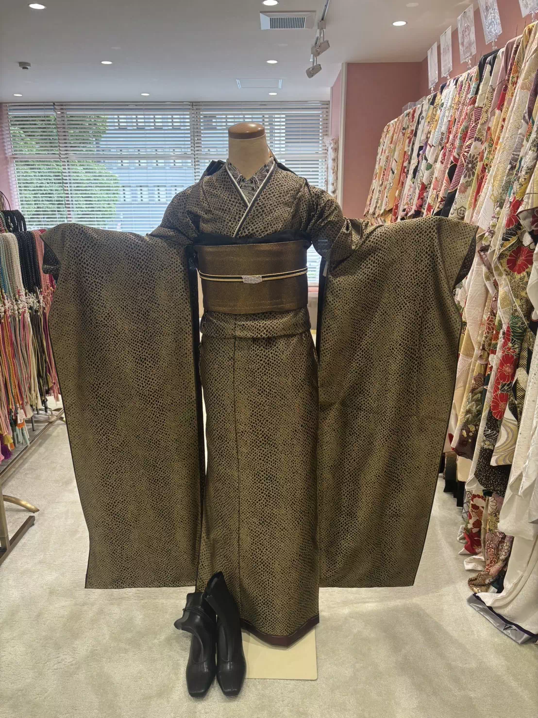 TAKAZEN姫路店　姫路市　成人式　卒業式　袴　振袖　イマドキ振袖　金 　ヴィンテージスタイル　ヒョウ柄　シンプル　個性的