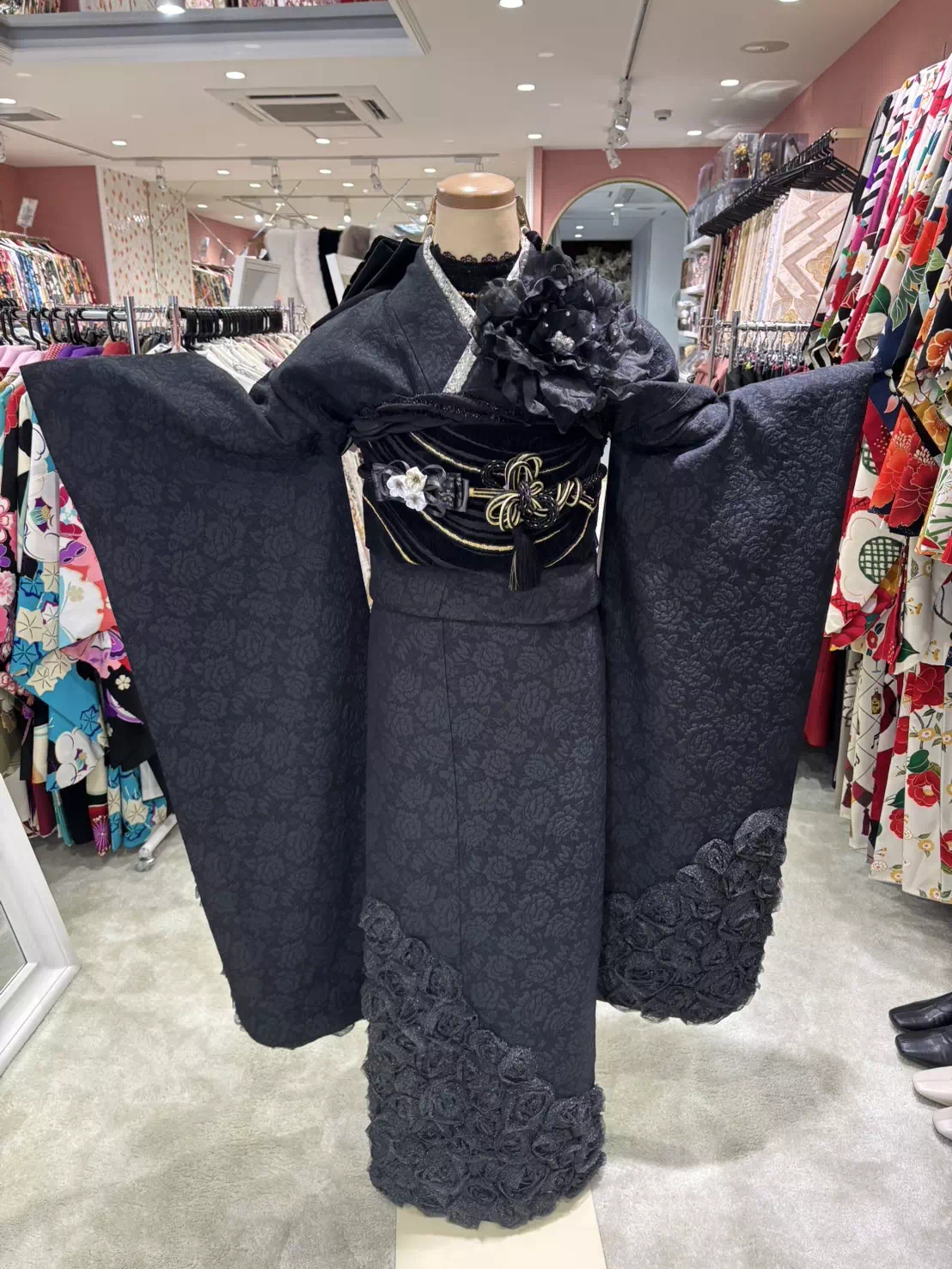 TAKAZEN姫路店　加古川市　高砂市　人気振袖　振袖レンタル　姫路市　成人式　卒業式　袴　振袖　イマドキ振袖　ローズ　バラ　立体花　黒　ピンク　赤