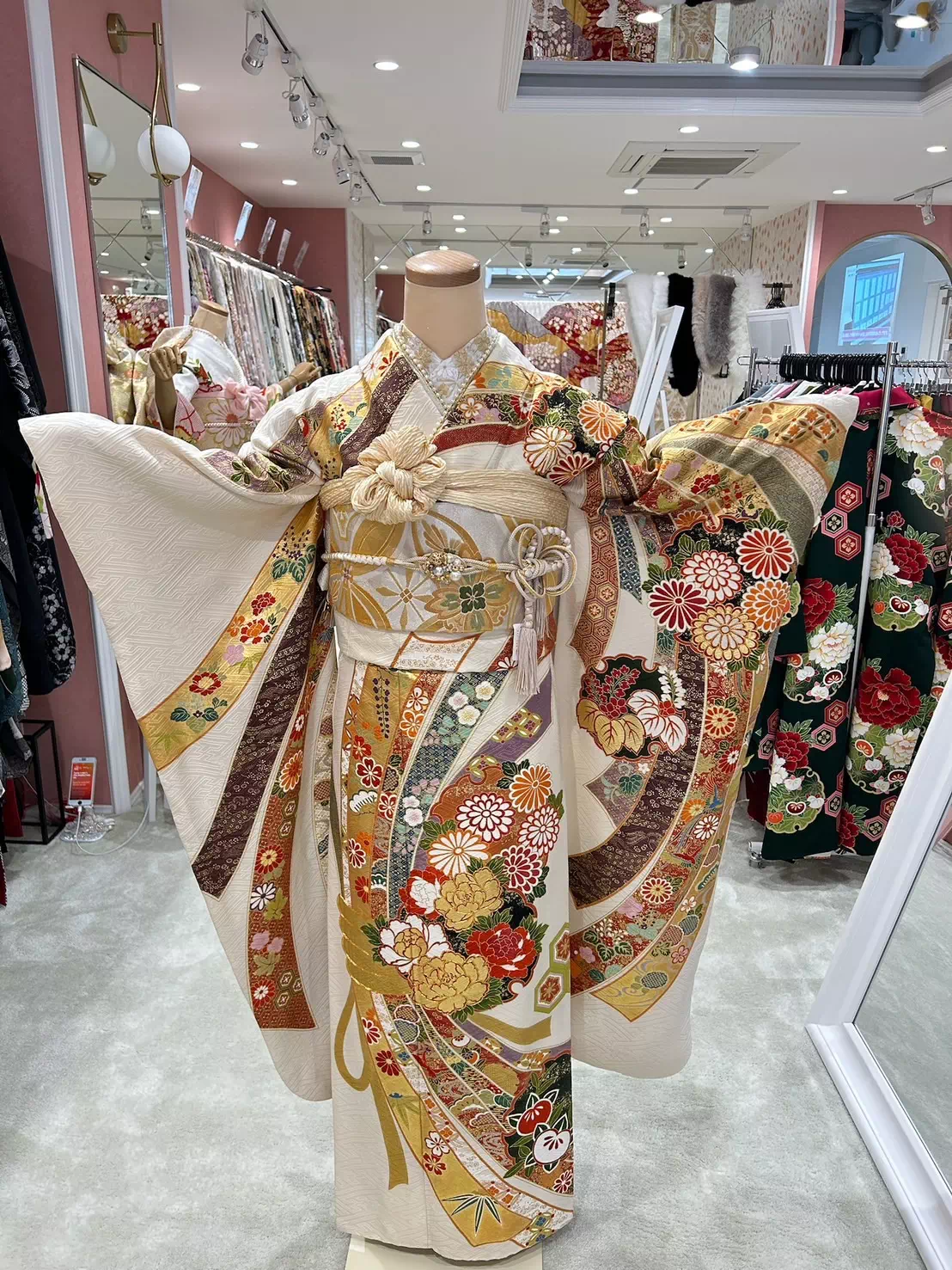 TAKAZEN姫路店　姫路市　成人式　卒業式　袴　振袖　イマドキ振袖　キラキラ　ヘップバーン　　白　金