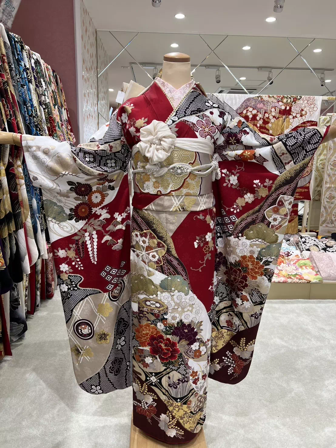 TAKAZEN姫路店　姫路市　成人式　卒業式　袴　振袖　イマドキ振袖　キラキラ　ヘップバーン　　白　金