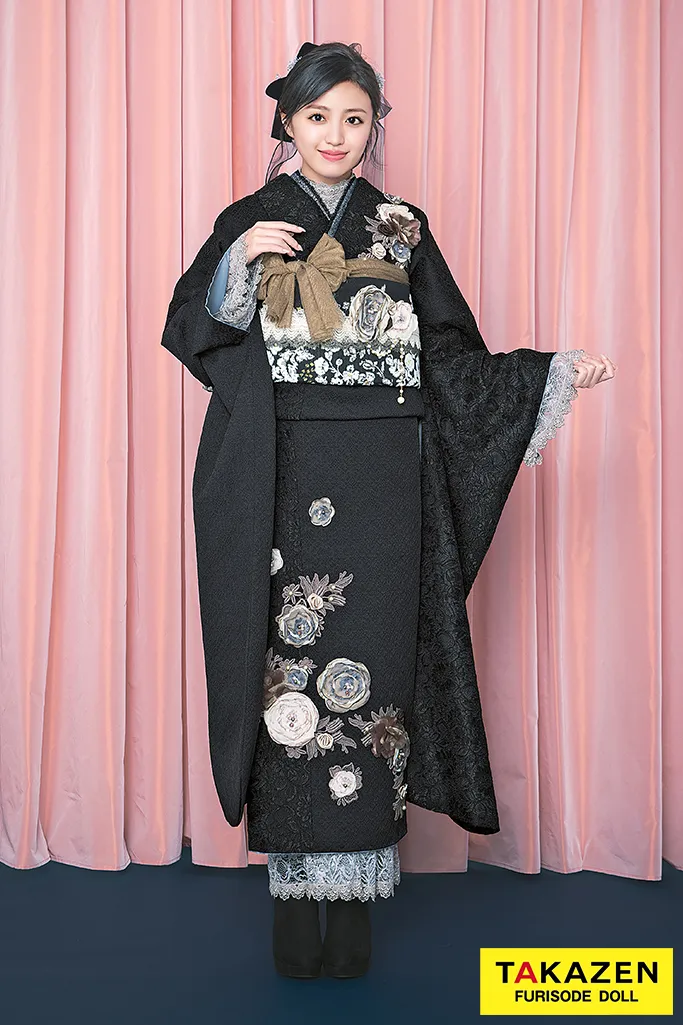 振袖　レンタル　ヘップバーン“ミニョン”(かわいい)　黒　立体花　フレンチレトロ　おしゃれな　ガーリー　レースインナー/ブーツコーデ　香音【通販可】24011