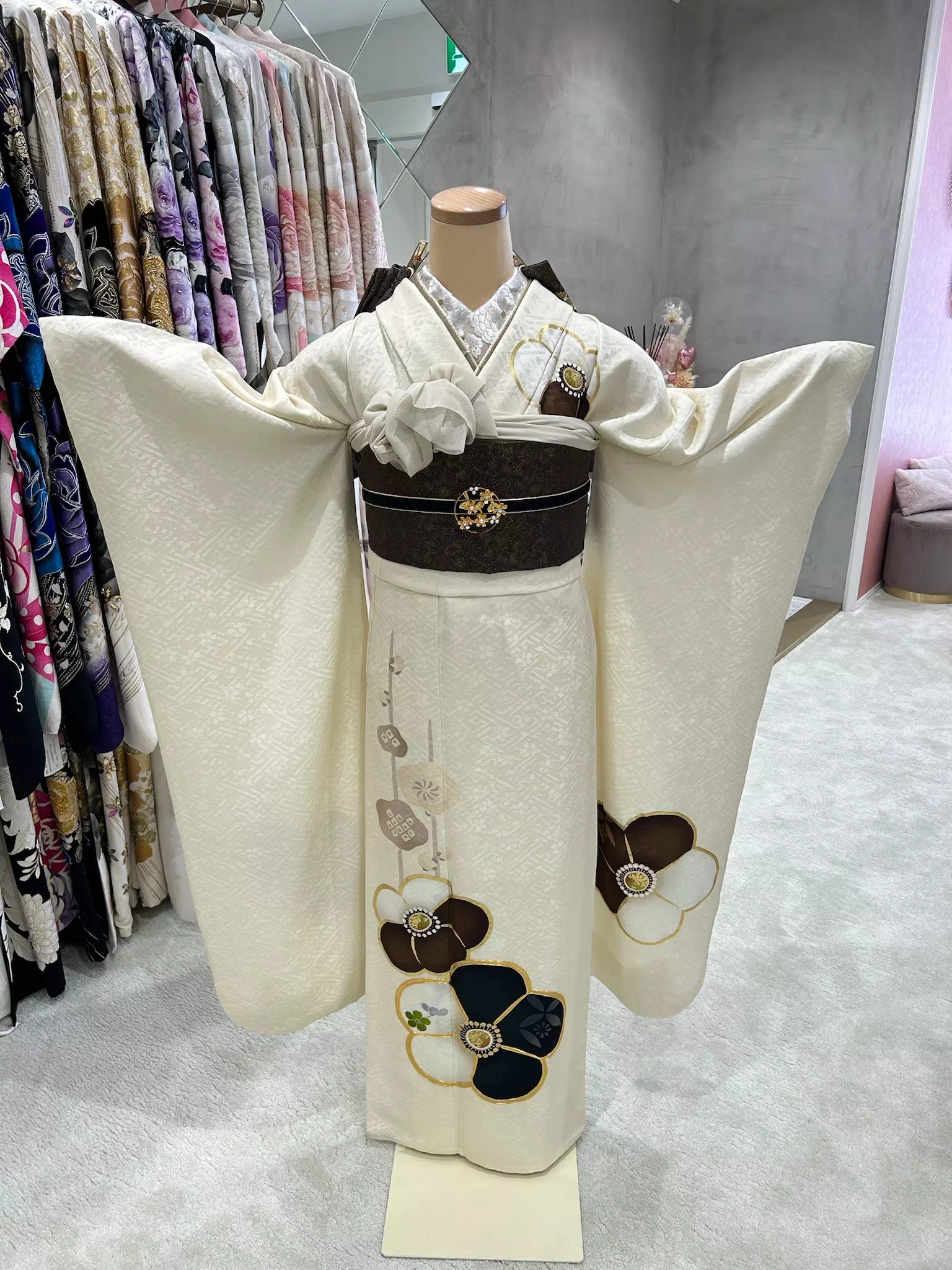 TAKAZEN姫路店　姫路市　成人式　卒業式　袴　振袖　イマドキ振袖　キラキラ　ヘップバーン　　白　金