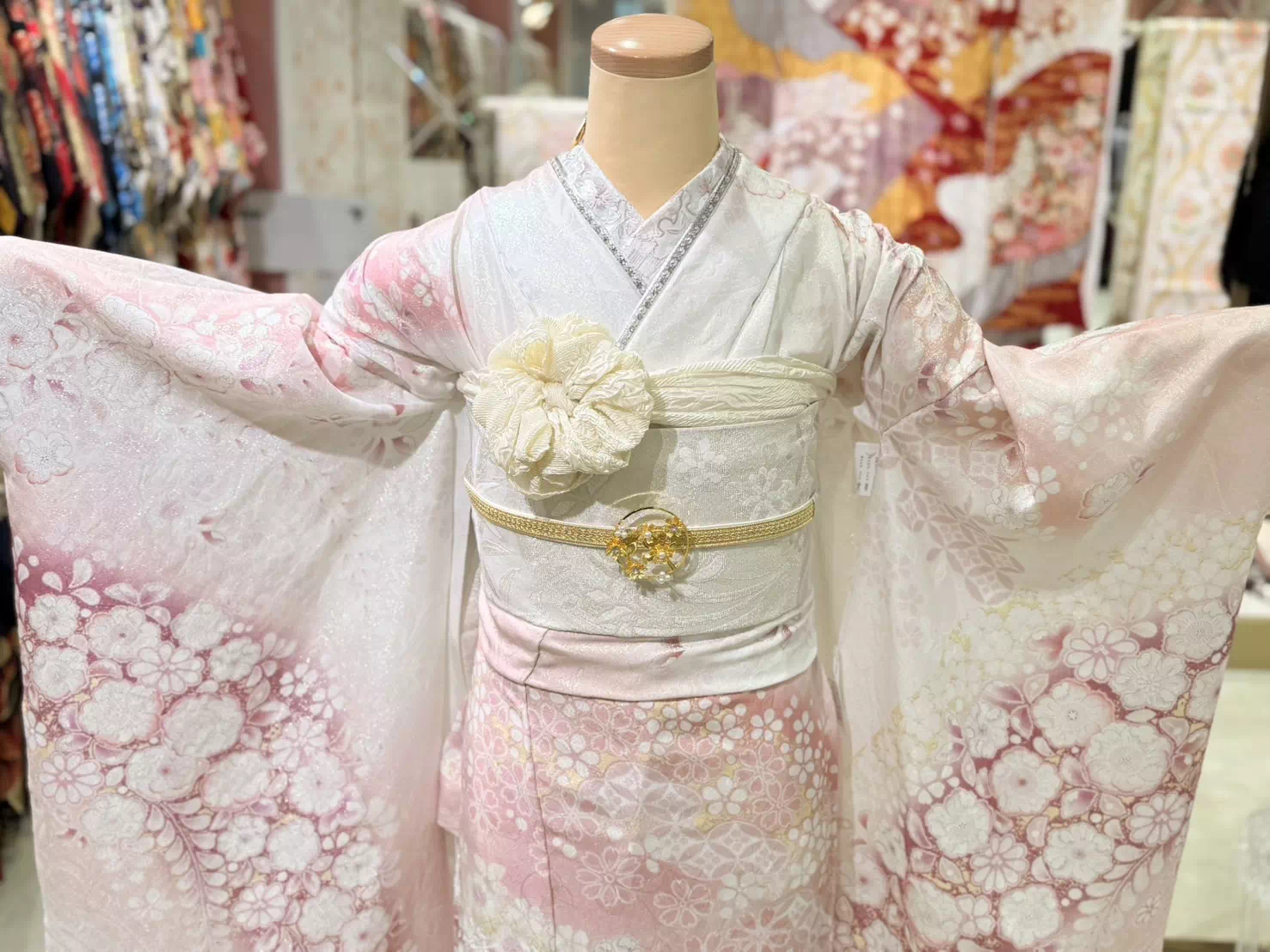 TAKAZEN姫路店　姫路市　成人式　卒業式　袴　振袖　イマドキ振袖　キラキラ　ヘップバーン　　白　金