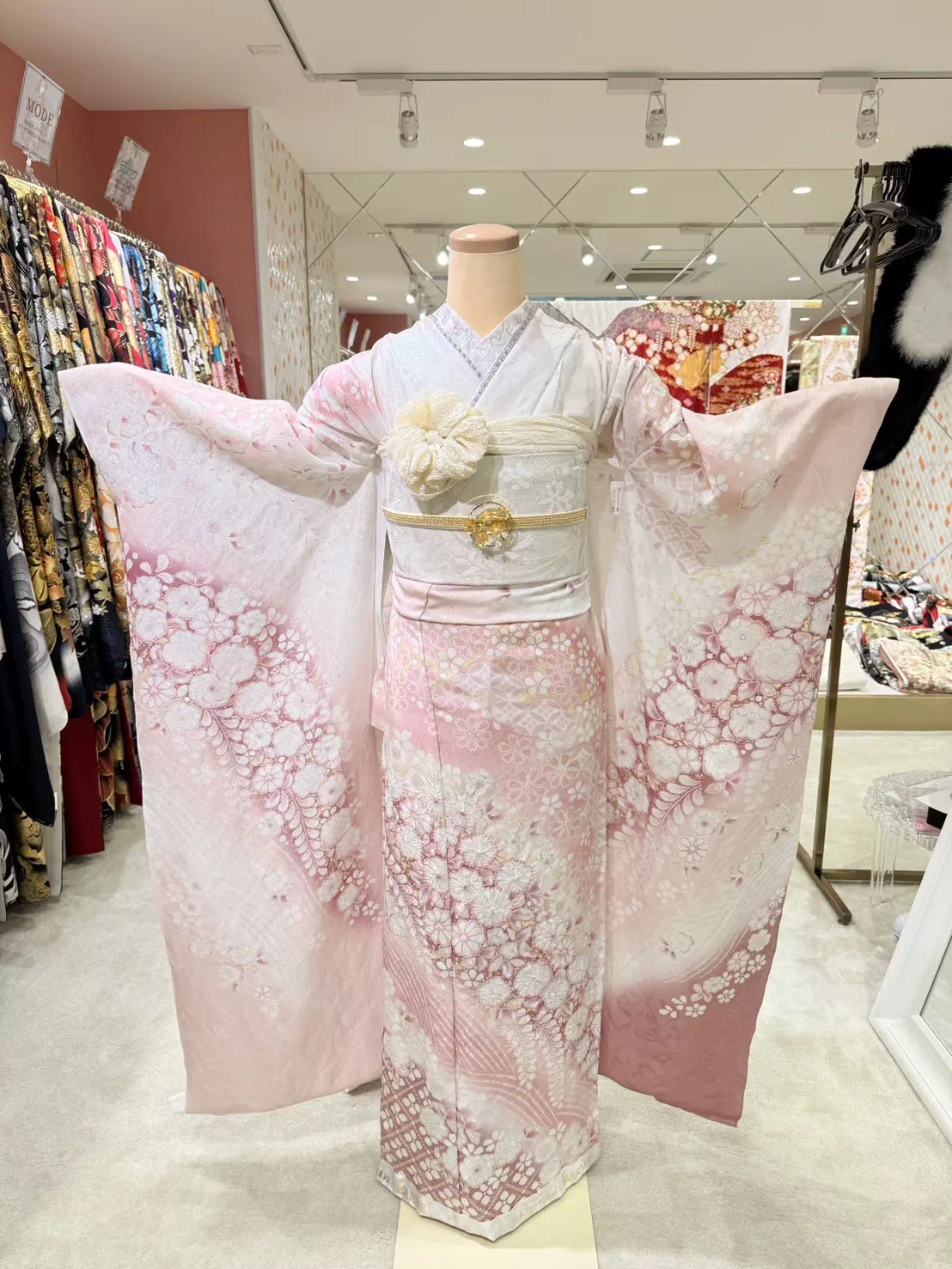 TAKAZEN姫路店　姫路市　成人式　卒業式　袴　振袖　イマドキ振袖　キラキラ　ヘップバーン　　白　金