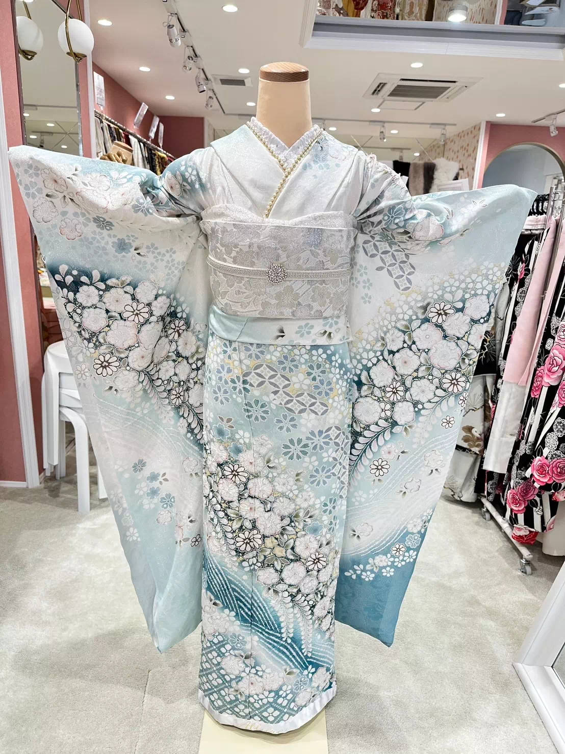 TAKAZEN姫路店　姫路市　成人式　卒業式　袴　振袖　イマドキ振袖　キラキラ　ヘップバーン　　白　金