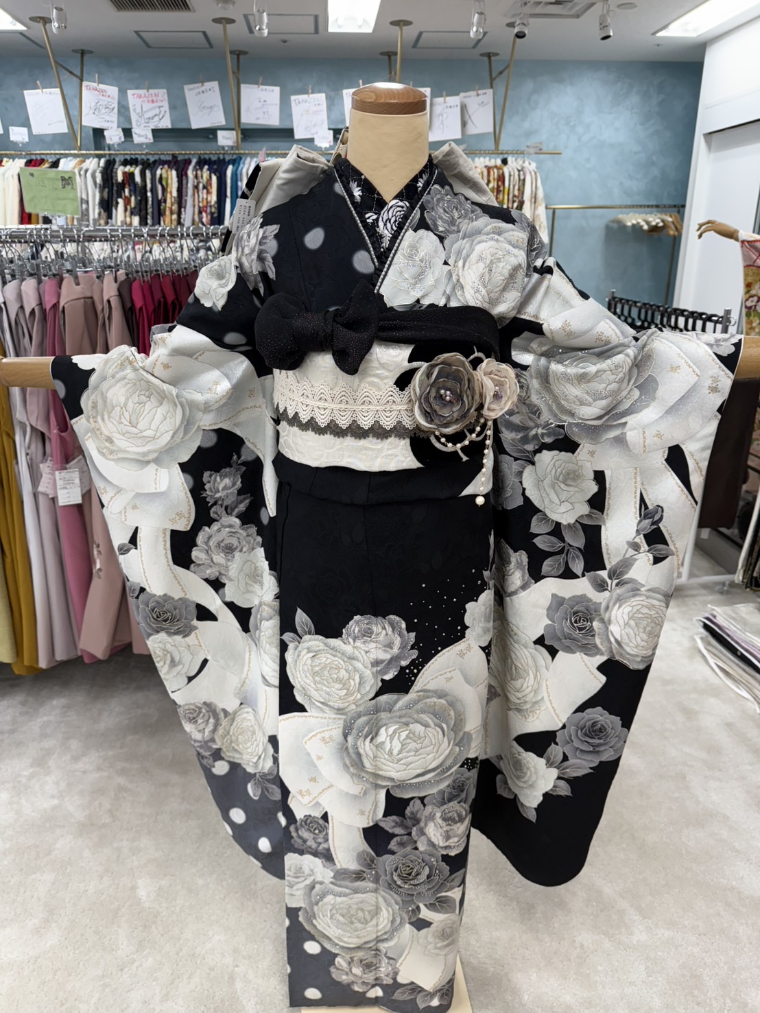 振袖　振袖レンタル　ヘップバーン　黒　カメリア　目立つ　カワイイ