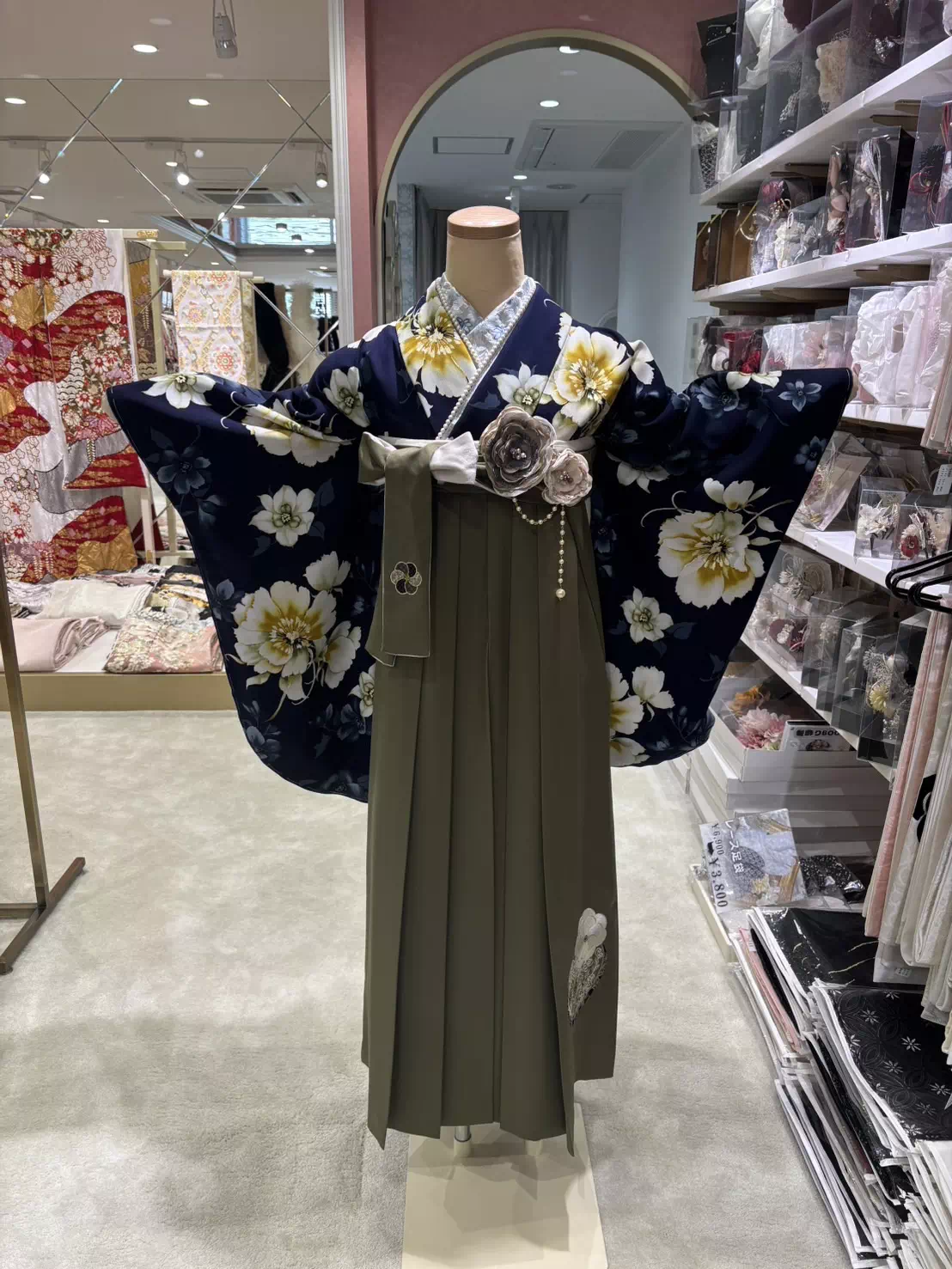 TAKAZEN姫路店　姫路市　成人式　卒業式　袴　振袖　イマドキ振袖　キラキラ　ヘップバーン　　白　金