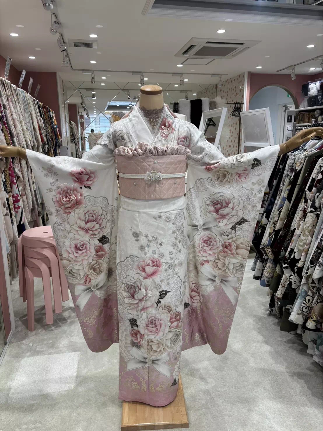 TAKAZEN姫路店　姫路市　成人式　卒業式　袴　振袖　イマドキ振袖　キラキラ　ヘップバーン　　白　金