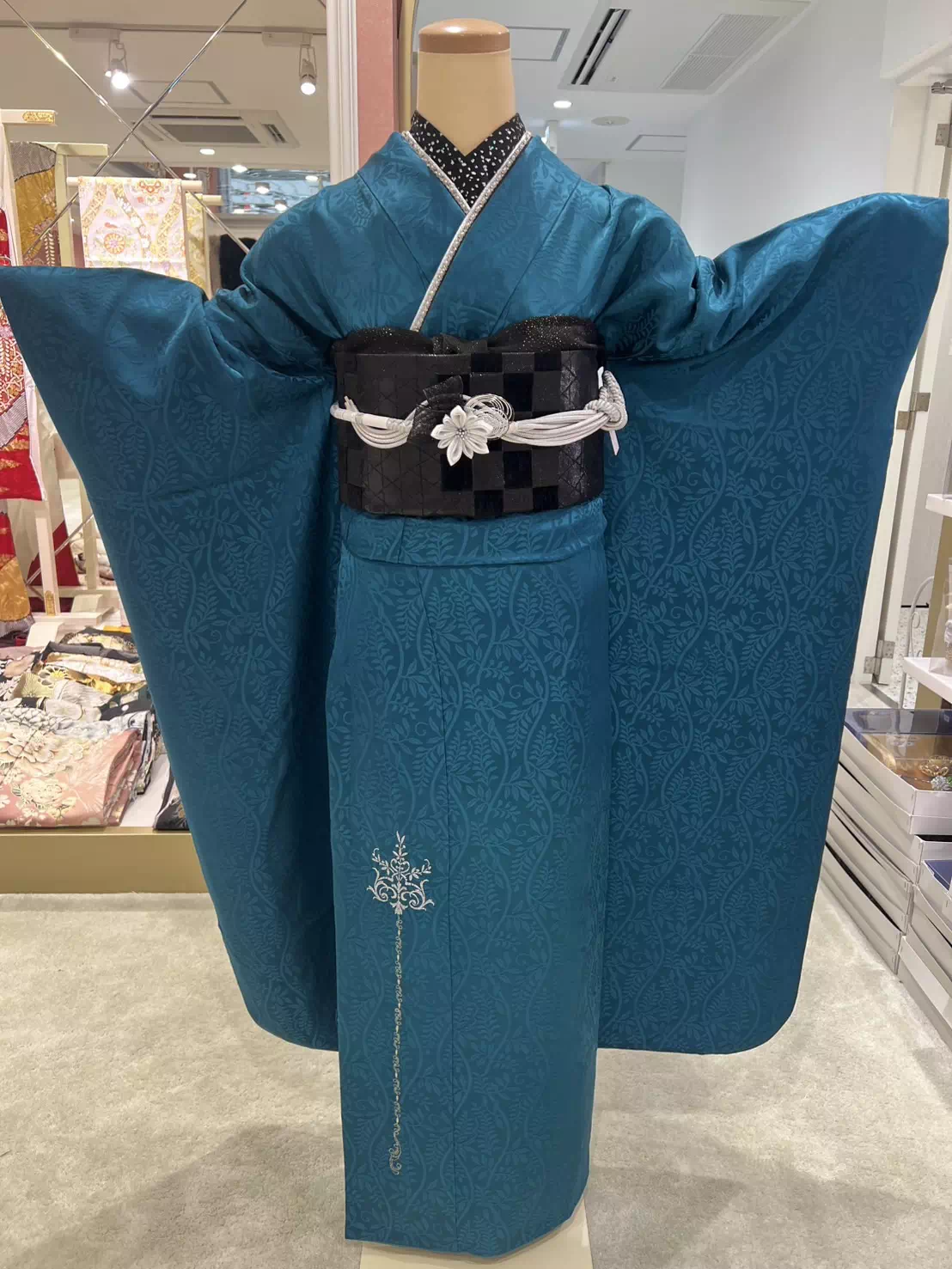 TAKAZEN姫路店　姫路市　成人式　卒業式　袴　振袖　イマドキ振袖　キラキラ　ヘップバーン　　白　金
