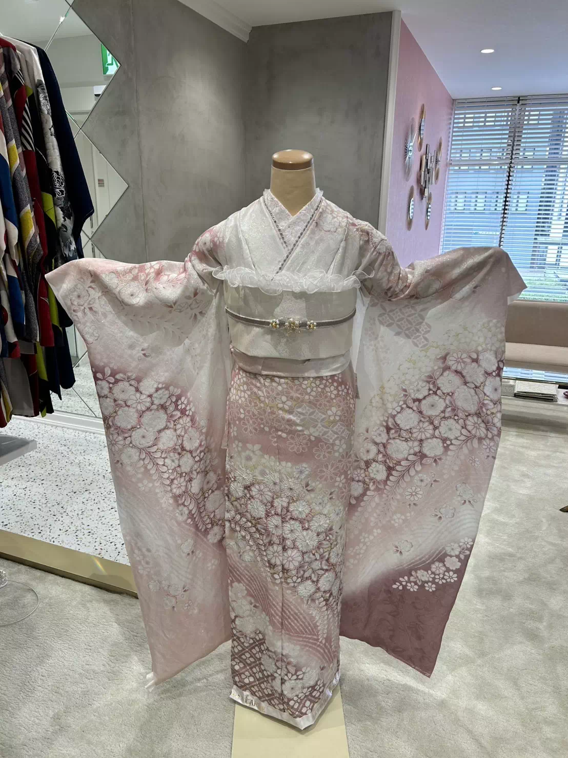 TAKAZEN姫路店　姫路市　成人式　卒業式　袴　振袖　イマドキ振袖　キラキラ　ヘップバーン　　白　金