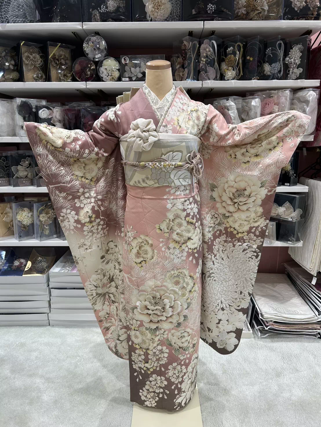 TAKAZEN姫路店　姫路市　成人式　卒業式　袴　振袖　イマドキ振袖　キラキラ　着物メーカーブランド　華徒然×吉木千沙都