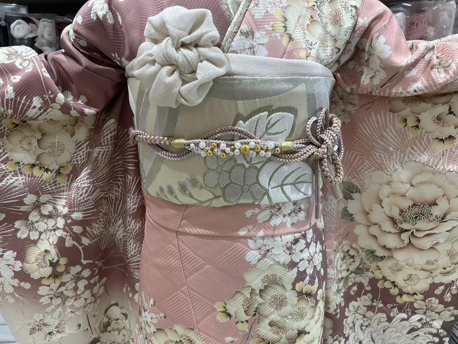 TAKAZEN姫路店　姫路市　成人式　卒業式　袴　振袖　イマドキ振袖　キラキラ　ヘップバーン　　白　金