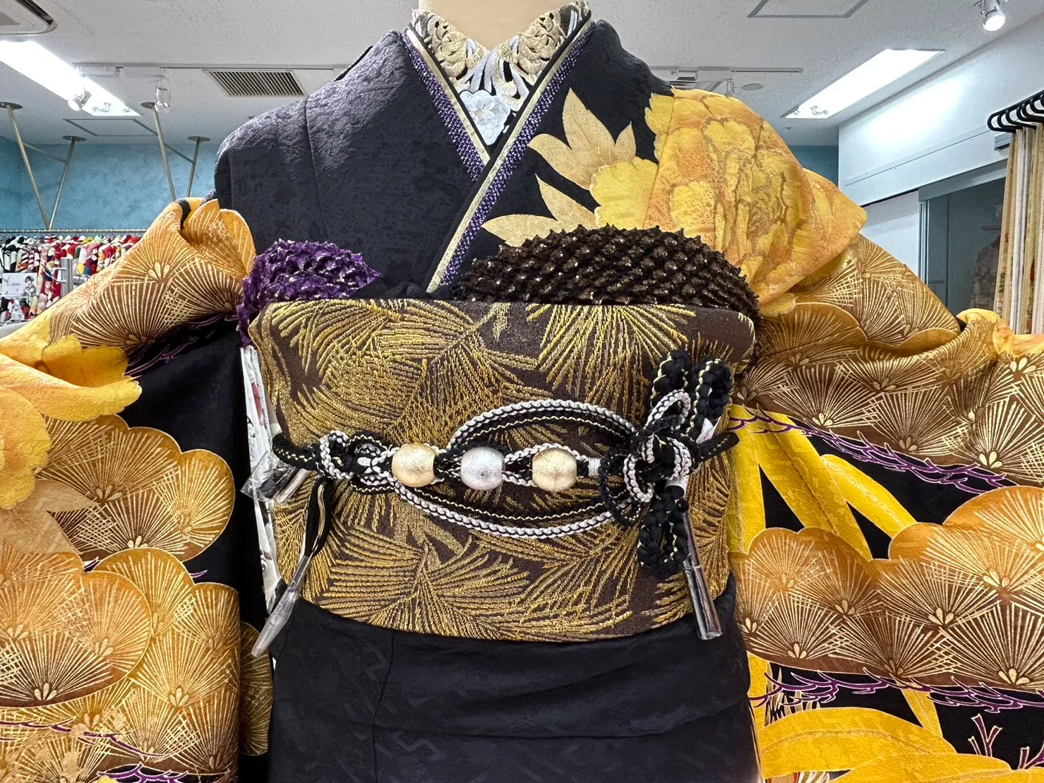 ジャパンモード　黒/黄　牡丹柄　花魁風　渋い　派手　かっこいい　ギャル系振袖　中村りおん