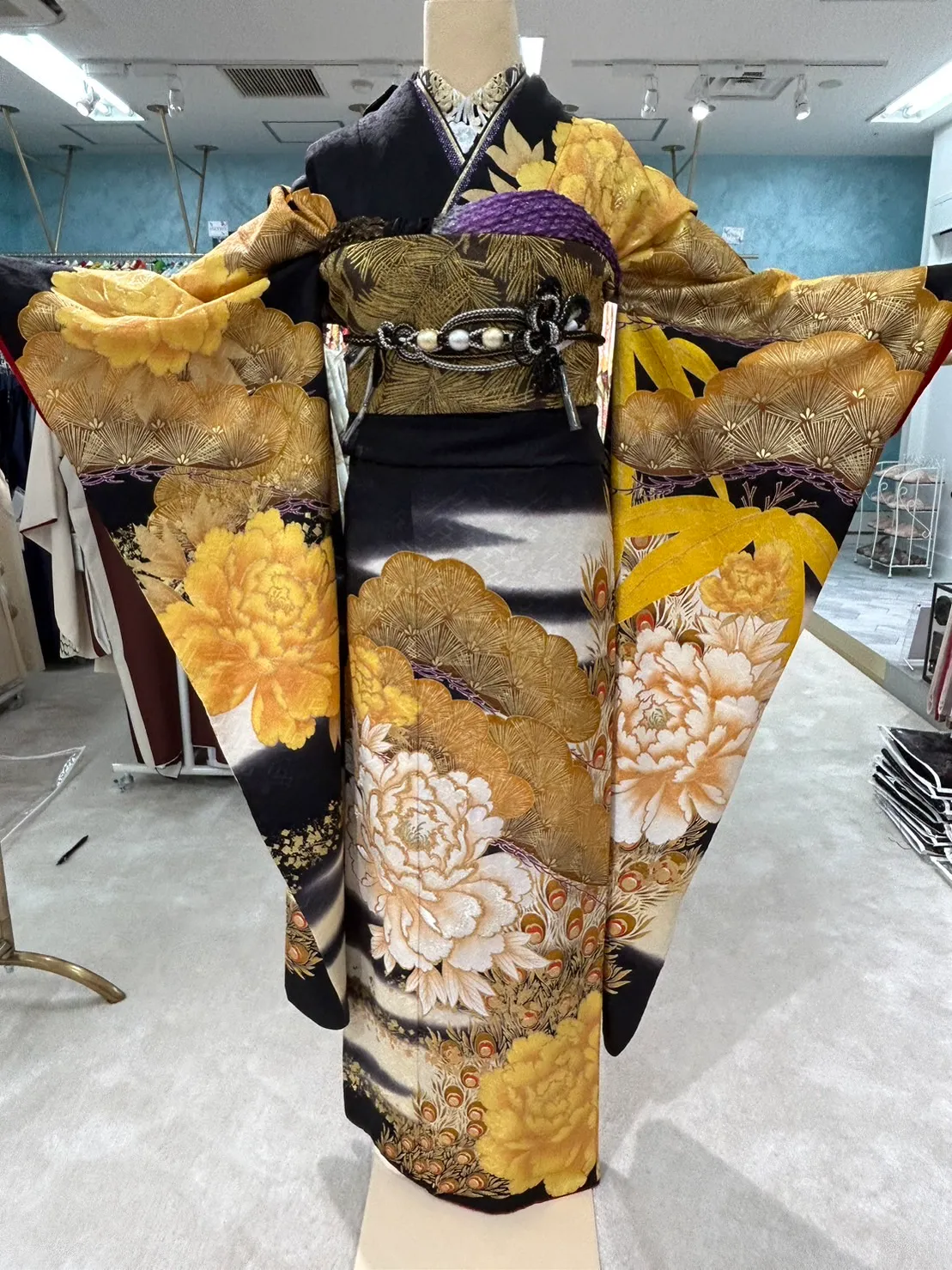 ジャパンモード　黒/黄　牡丹柄　花魁風　渋い　派手　かっこいい　ギャル系振袖　中村りおん