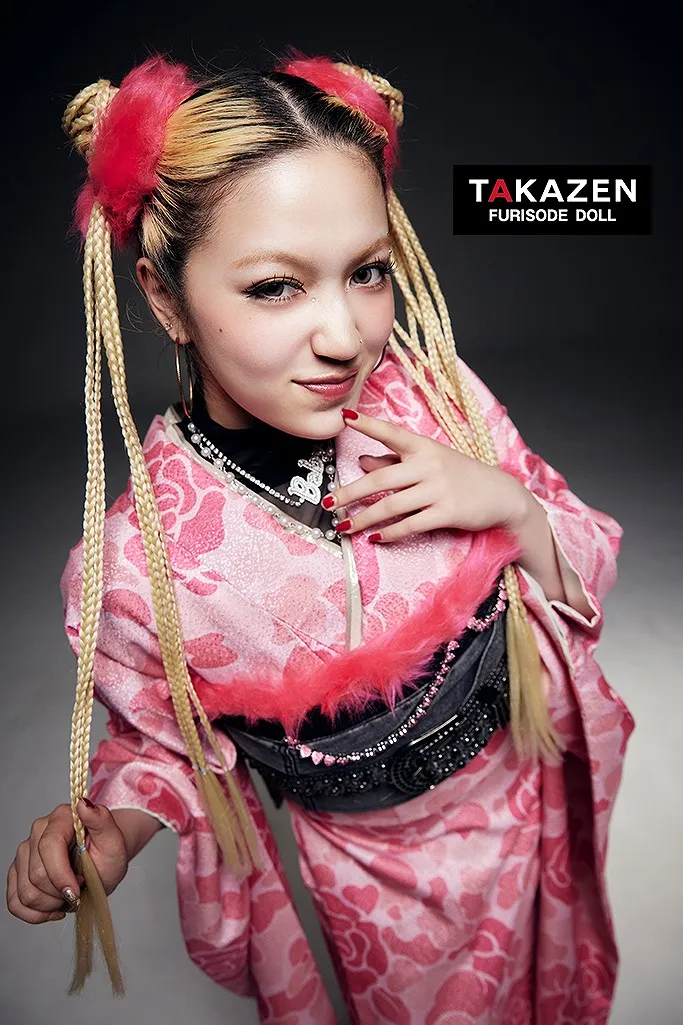 TAKAZENのレンタル振袖 ストリートスタイル　HIROCKコラボ振袖　ピンク　迷彩　ロック　デニム帯　ブーツコーデ【通販可】G69