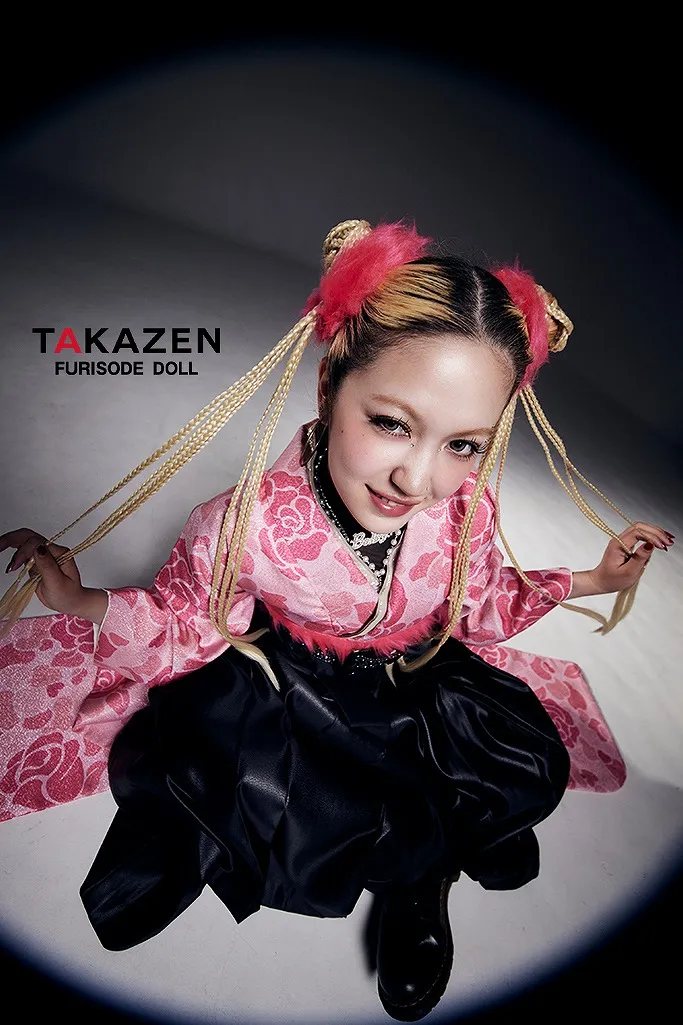 TAKAZENのレンタル袴 ストリートスタイル　HIROCKコラボ袴　ピンク　カモフラ　迷彩　レザー袴　おしゃれ　ブーツコーデ【通販可】GH10