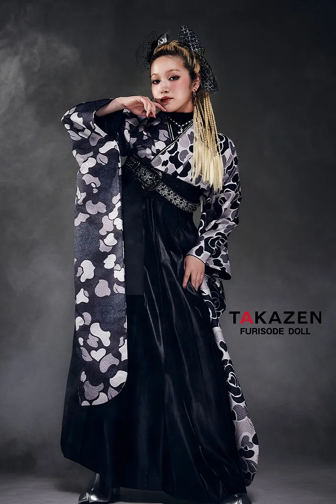 TAKAZENのレンタル袴 ストリートスタイル　HIROCKコラボ袴　黒/グレー　迷彩　レザー袴　シック　ブーツコーデ【通販可】GH9