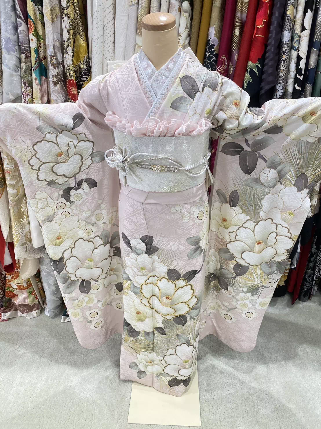 TAKAZEN姫路店　加古川市　高砂市　人気振袖　振袖レンタル　姫路市　成人式　卒業式　袴　振袖　イマドキ振袖　香音　ピンク　ガーリー　白　ツバキ