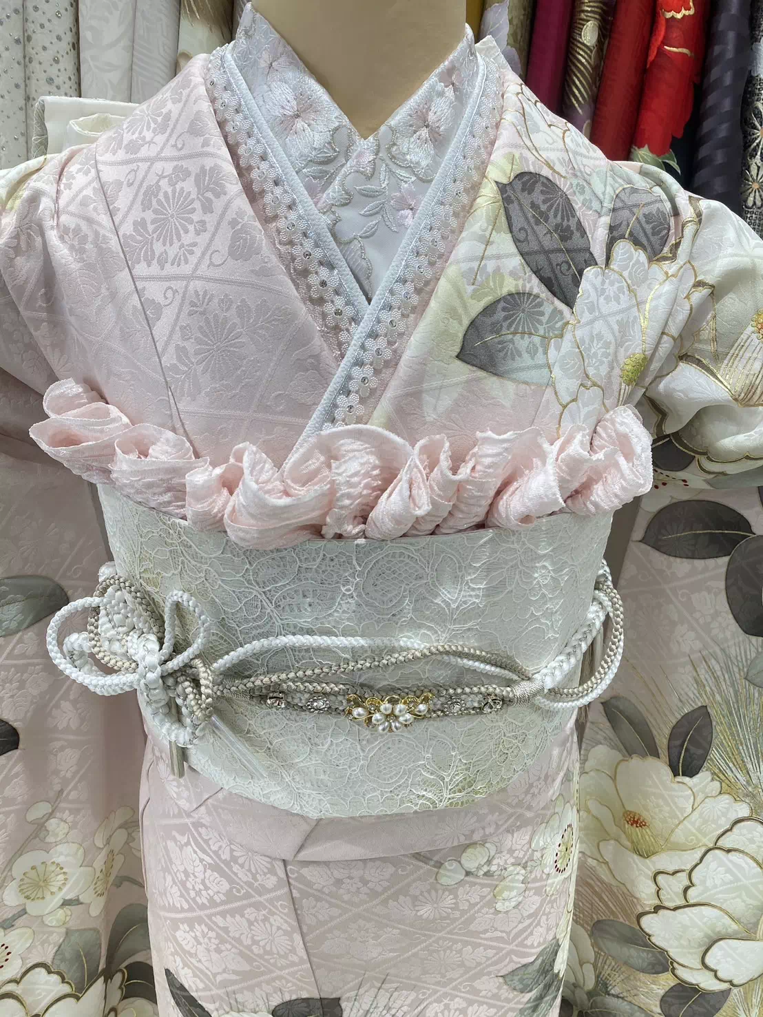 TAKAZEN姫路店　加古川市　高砂市　人気振袖　振袖レンタル　姫路市　成人式　卒業式　袴　振袖　イマドキ振袖　香音　ピンク　ガーリー　白　ツバキ
